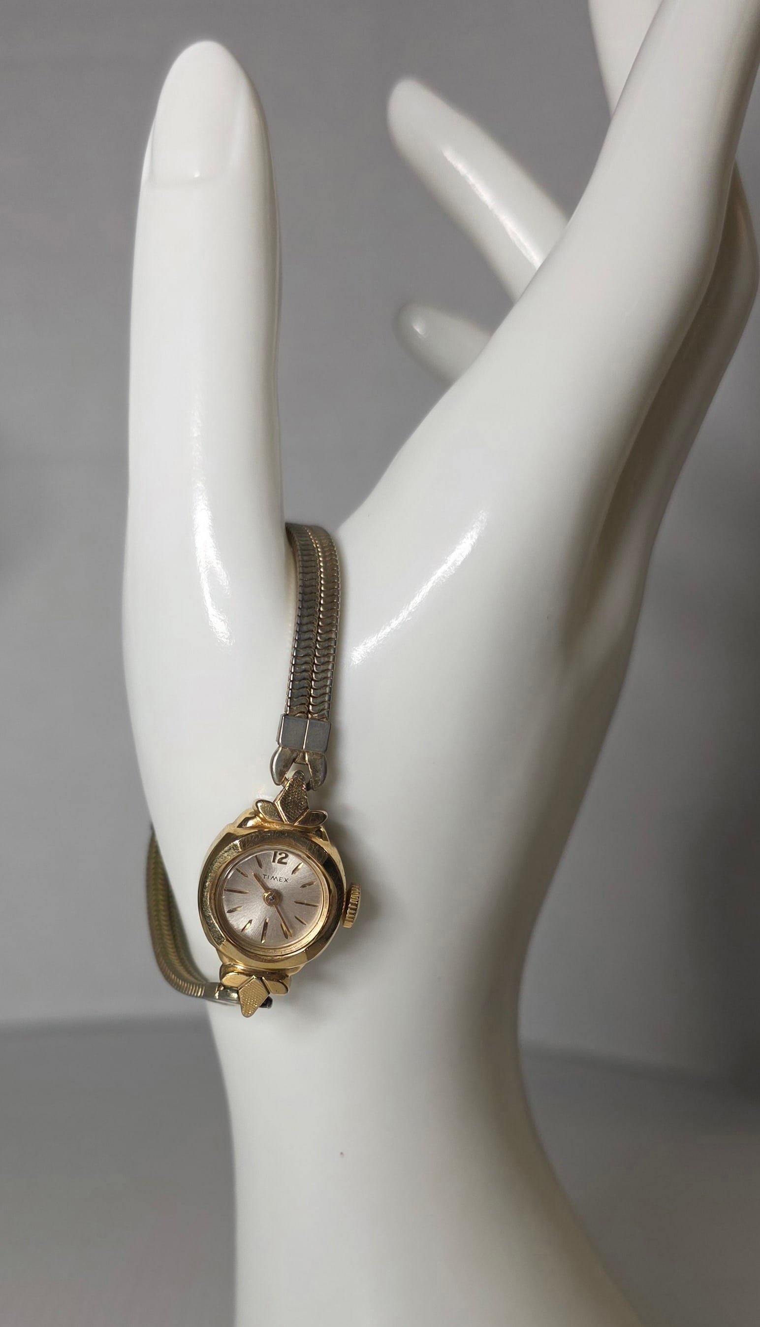 Vintage 1960s Timex Ladies Manual Wind Watch Gold Tone Bracelet 6.5 Inch (1 of 10)