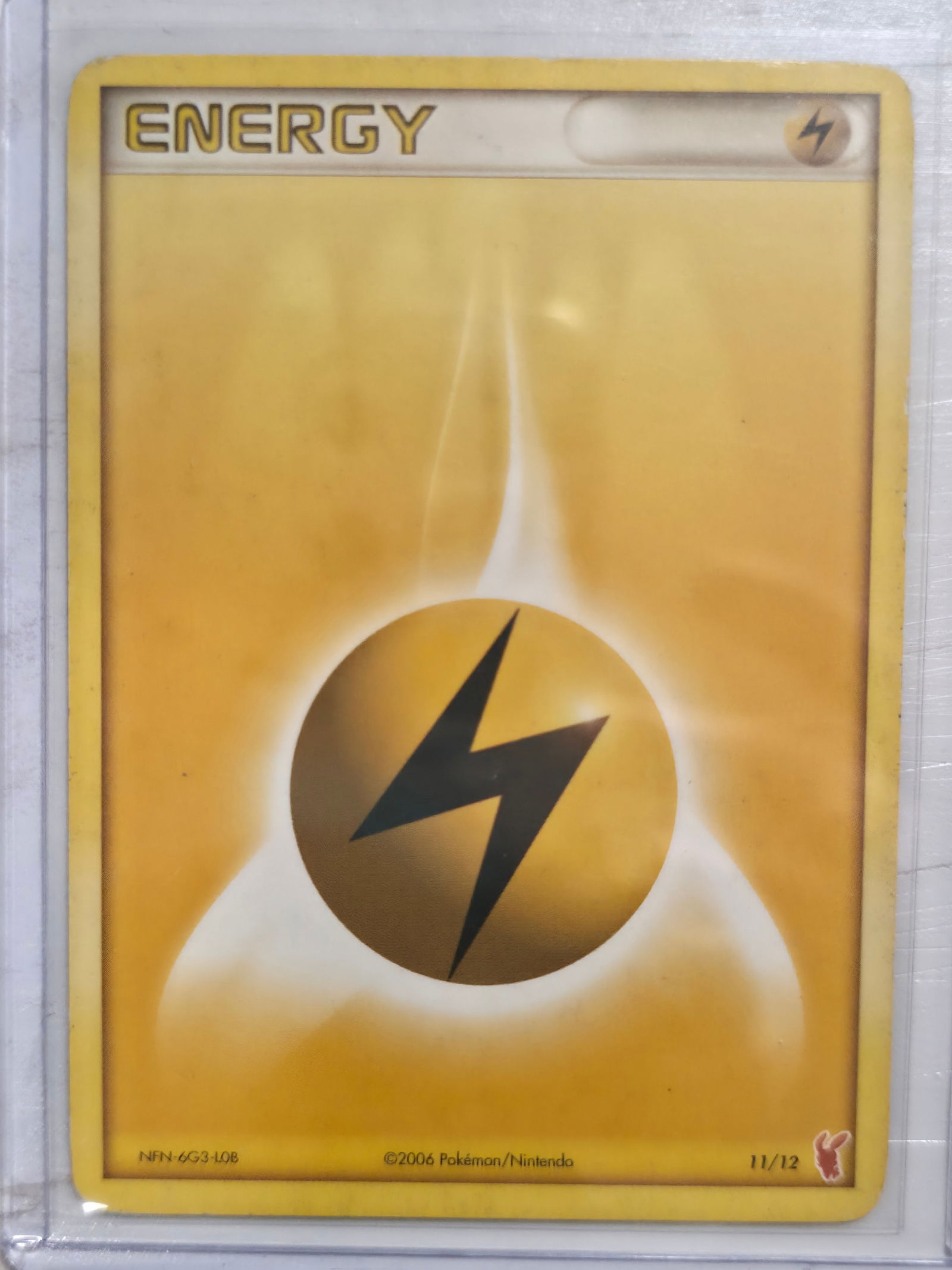 2006 Lightning Energy EX Emerald 11/12 Basic Energy: Lightning Energy basic energy card. EX Emerald set. Card number 11/12. 2006 Pokemon Nintendo. Yellow lightning energy symbol. Preowned card stored in penny sleeve and top loader. Sold as shown.