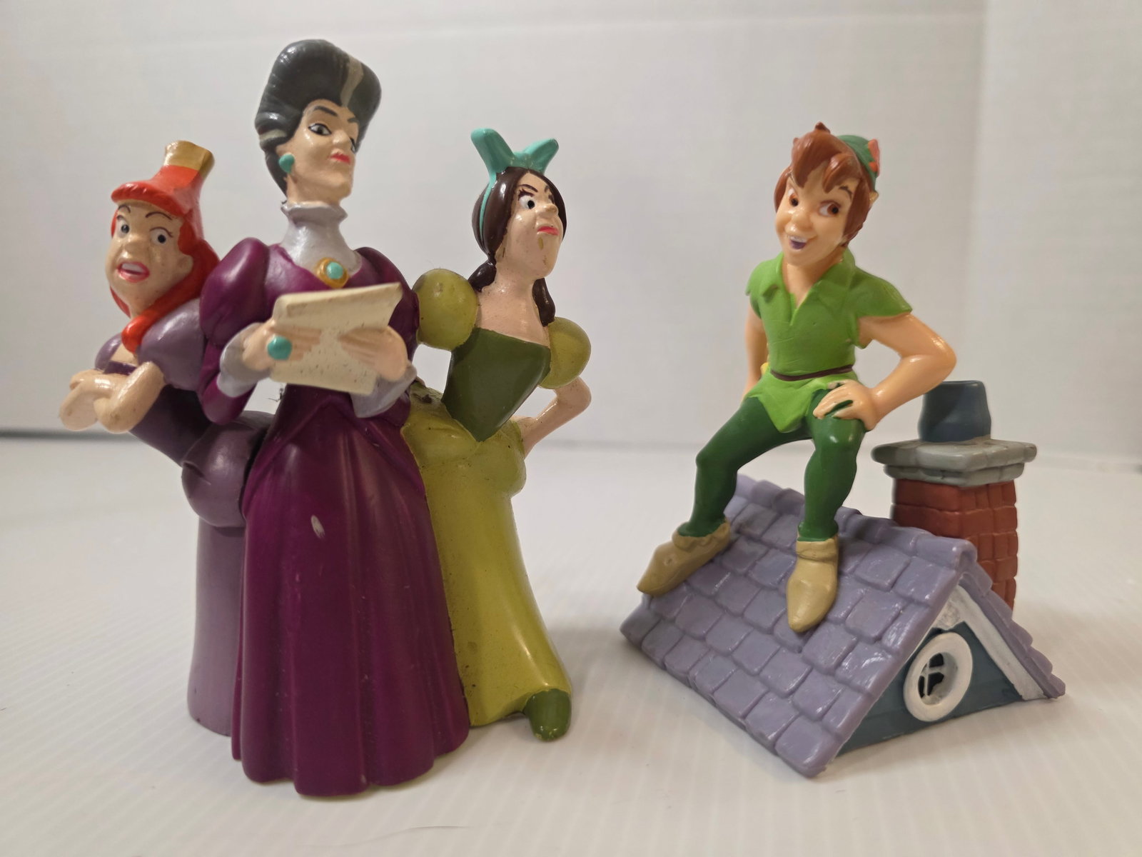 Disney Store Li’l Classics Peter Pan and Cinderella Villains Figures: Group of two Disney Store Li’l Classics collectible figures.Includes:Peter Pan standing on a rooftop baseCinderella villains group figure featuring Lady Tremaine, Anastasia, and DrizellaBoth are vin
