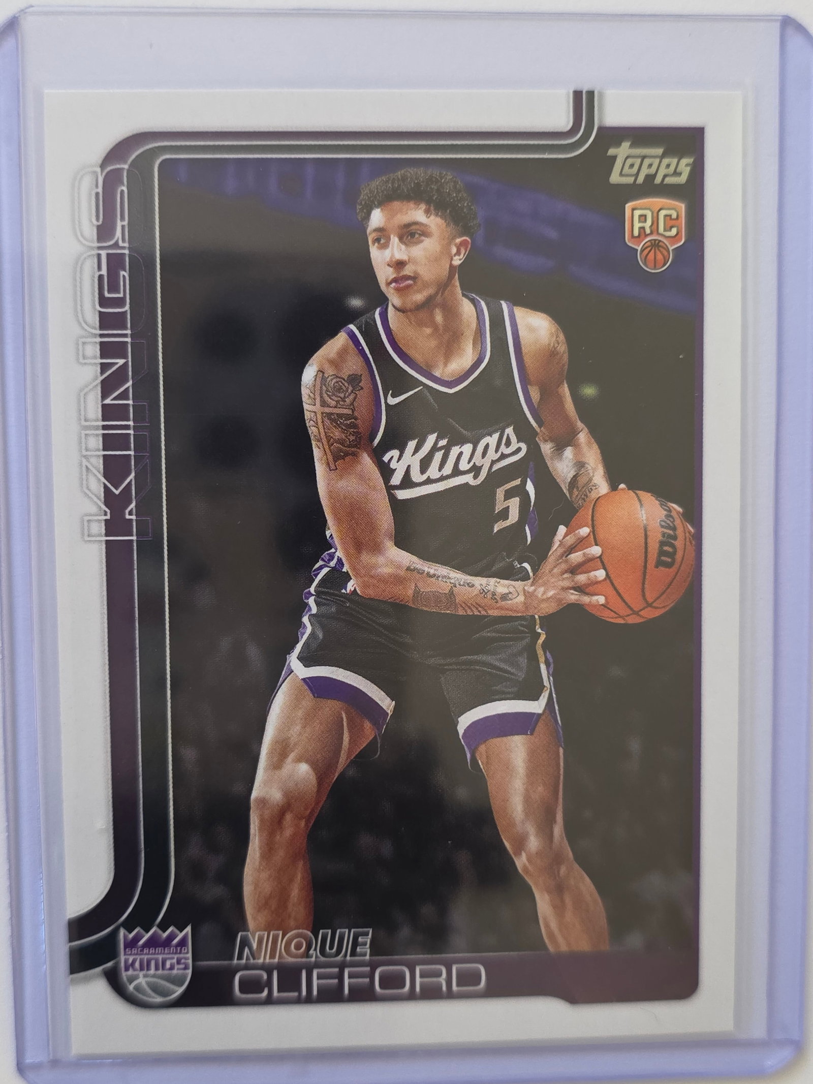 Nique Clifford ROOKIE 2025 Topps Sacramento Kings #224: 2025 Topps Nique Clifford Rookie #224 for the Sacramento Kings. Clean example with strong presentation. Stored in protective sleeve and holder. See photos for centering and surface.