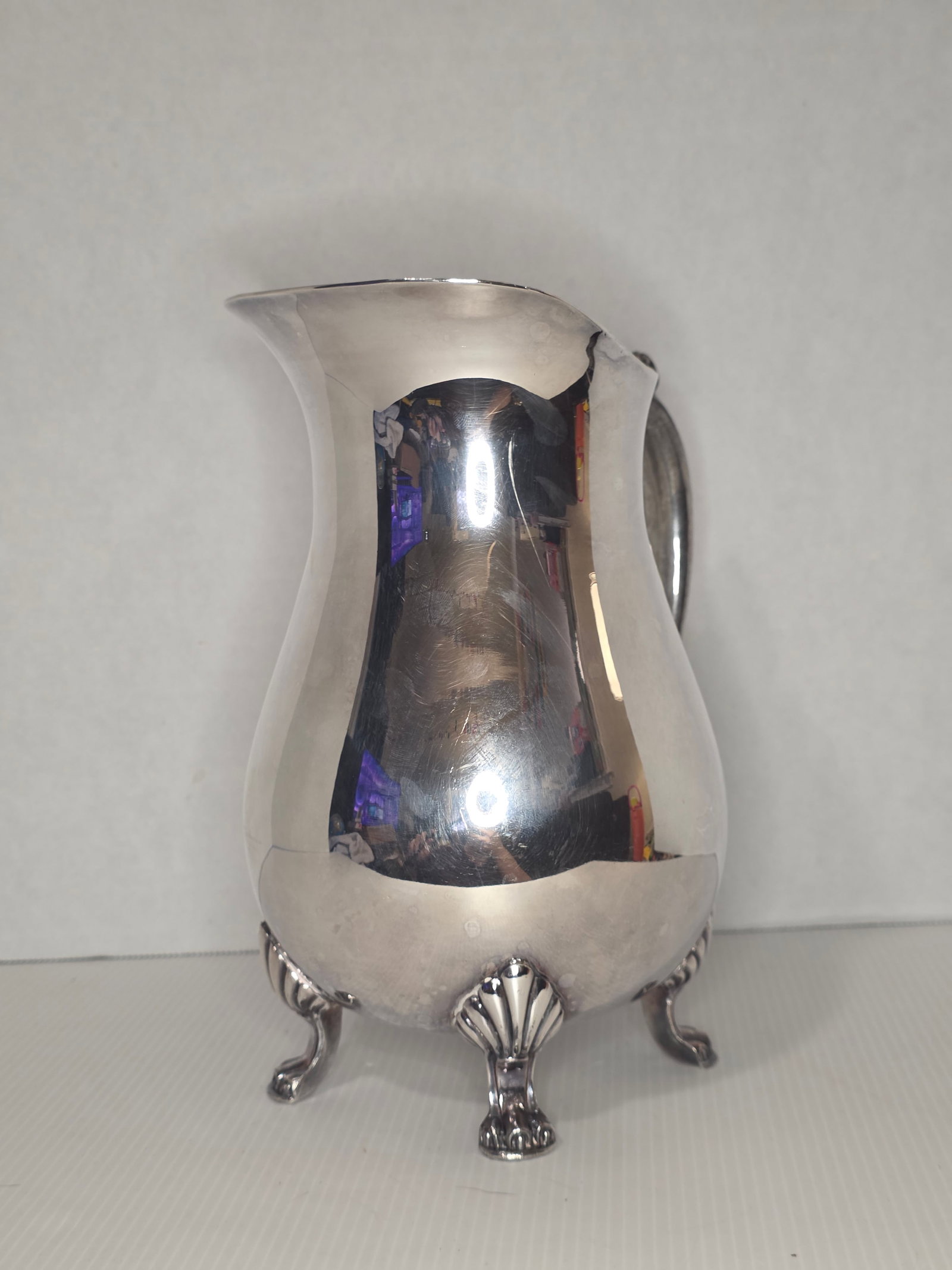 Leonard Silverplate Water Pitcher Footed Claw Feet Large Serving: Large Leonard silverplate water pitcher featuring a traditional curved body with applied handle, wide pouring lip, and decorative claw style feet.The underside is stamped Leonard Silverplate.This pitc