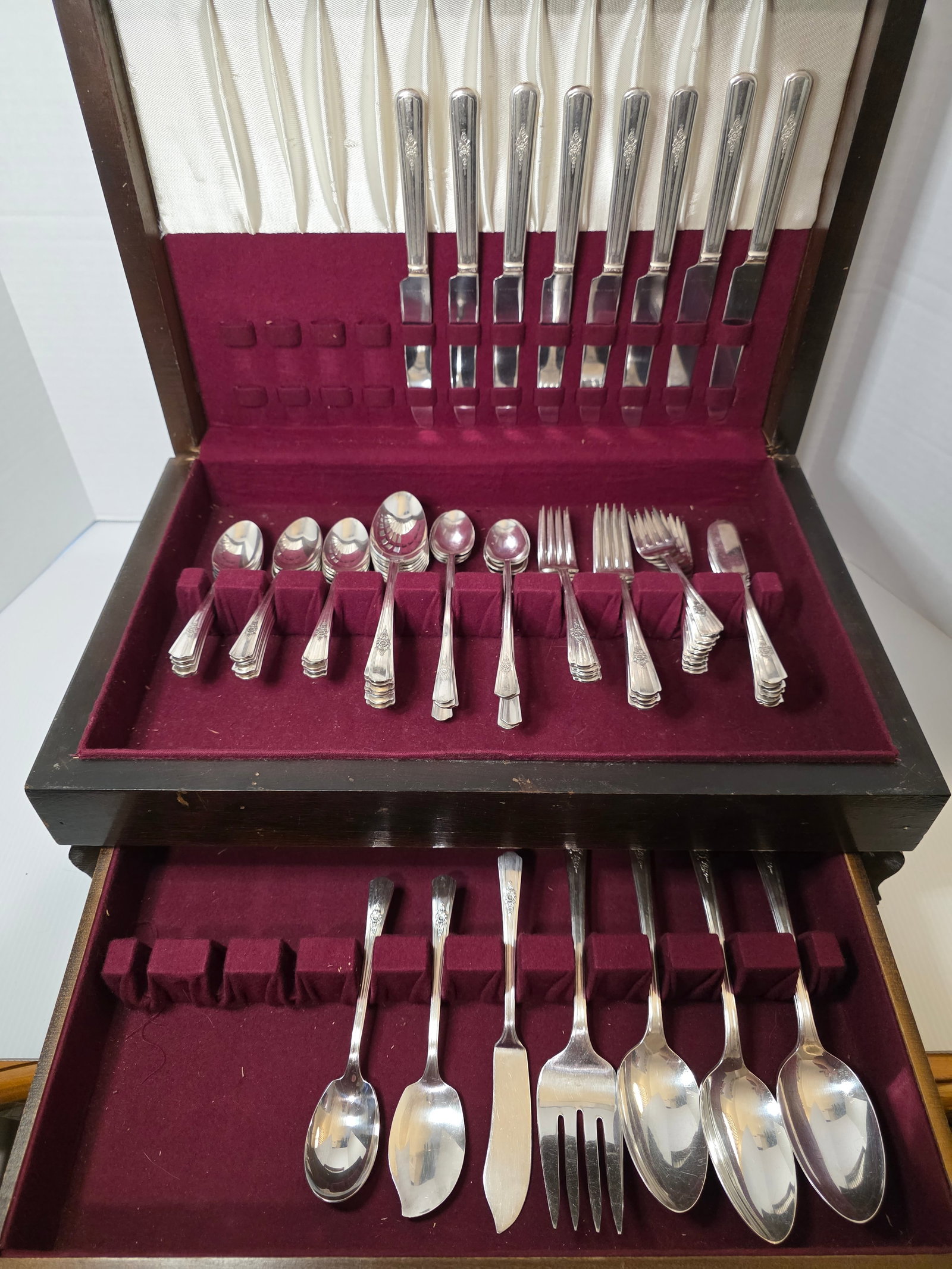 WM Rogers IS International Silver Flatware Set 50+ Pc Wood Chest Vintage: Vintage WM Rogers IS International Silver silverplate flatware set presented in the original wooden storage chest. The pieces feature a classic handle design with floral accents and lined detail. Visi