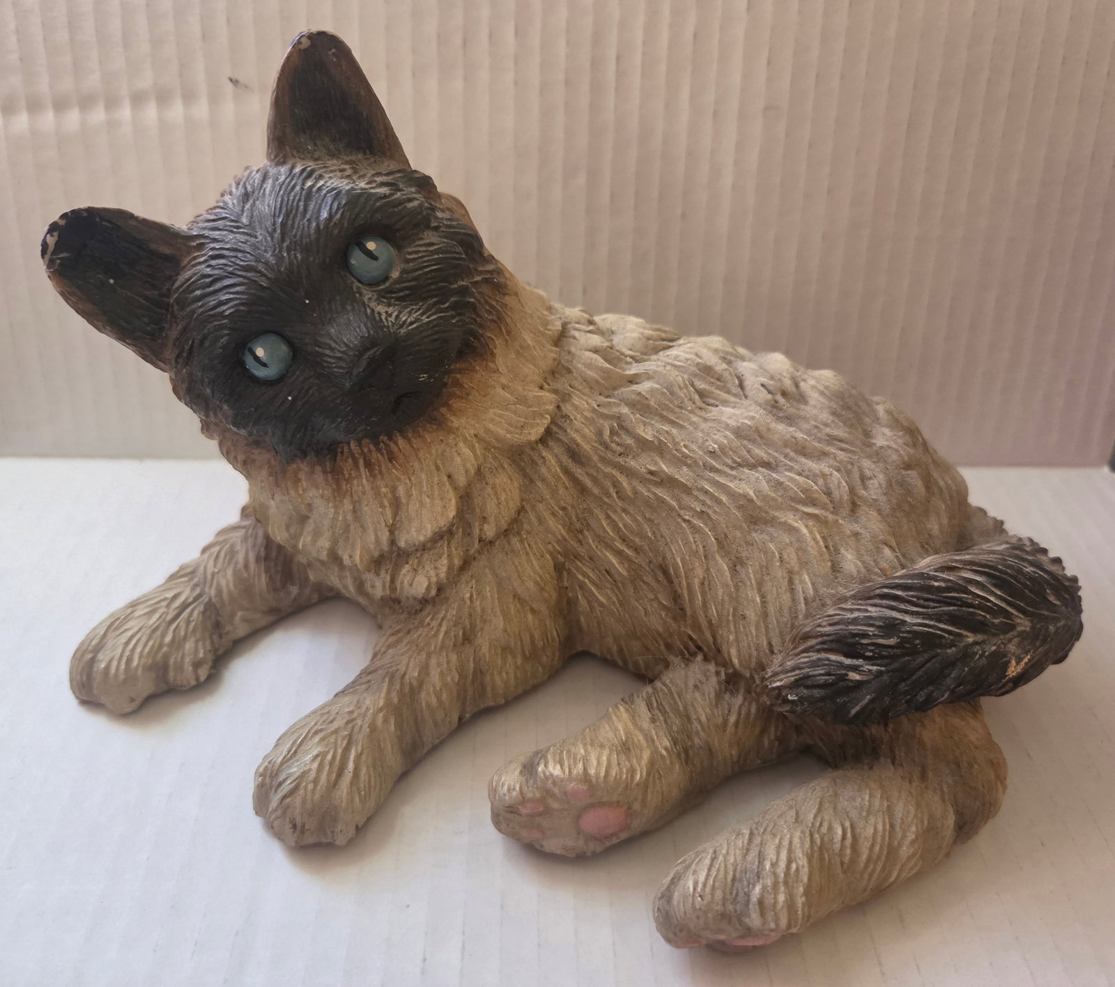 Resin Siamese Cat Figurine Blue Eyes Vintage Laying Cat (1 of 4)