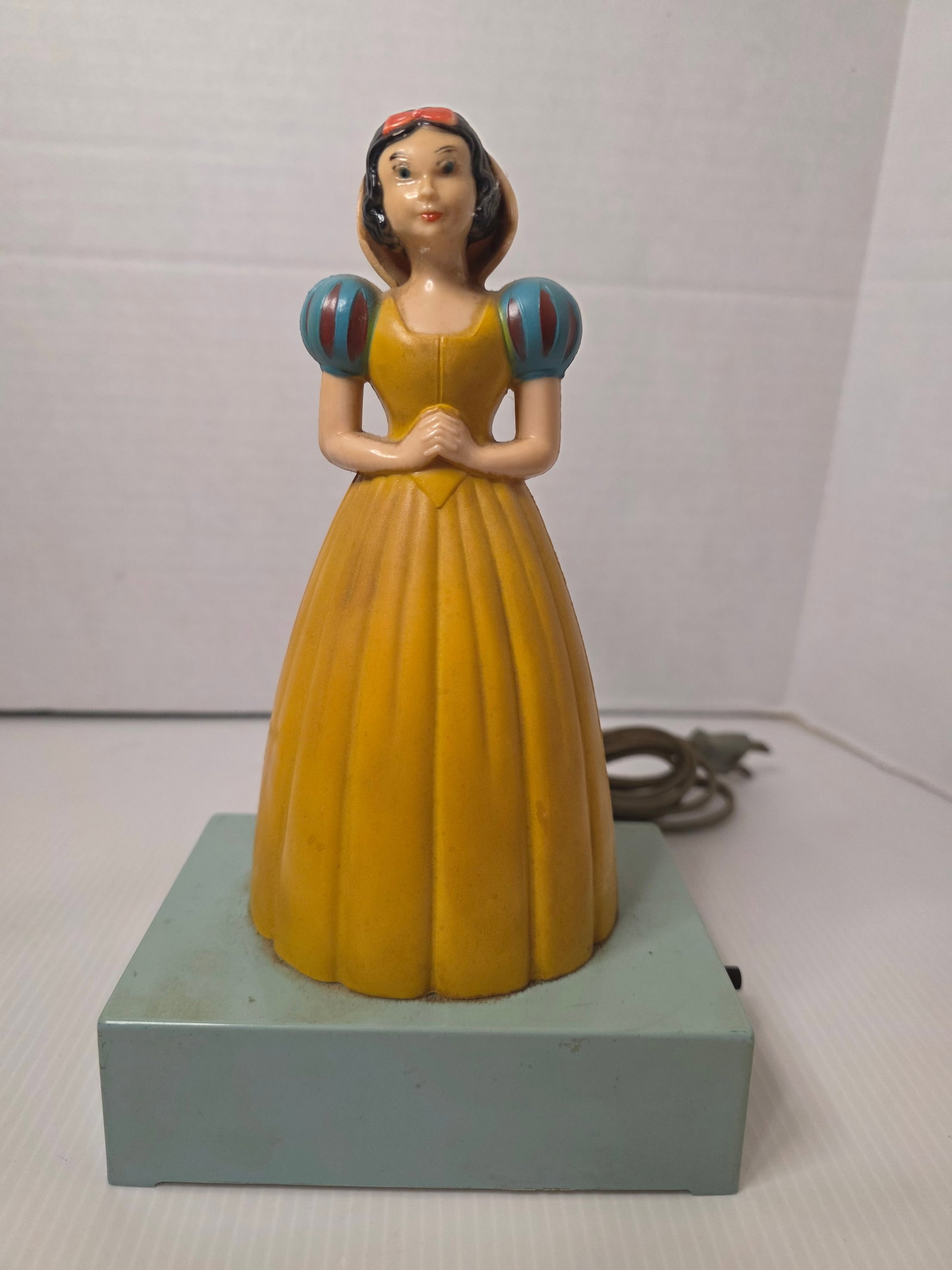 Vintage Hankscraft Snow White Nursery Night Light Disney USA: Vintage Hankscraft nursery night light featuring Snow White, officially licensed by Walt Disney Productions.Made in USA by Hankscraft Co., Reedsburg, Wisconsin. Original label present on underside. Mo