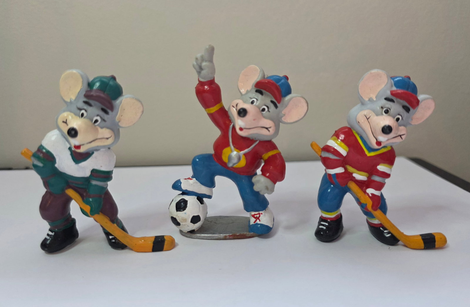 1986 Chuck E Cheese ShowBiz Pizza Figures Hockey Soccer Lot (1 of 10)