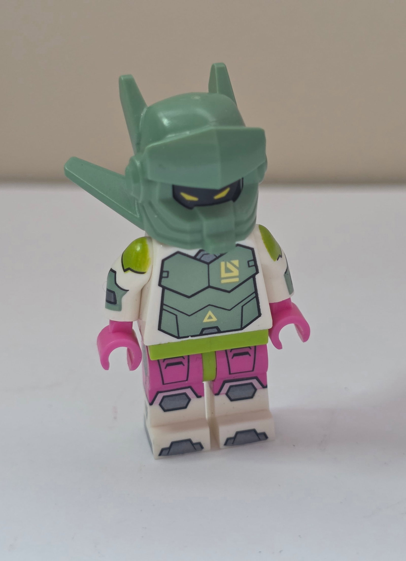 LEGO Minifigures Series 24 Robot Warrior 2023 (1 of 4)