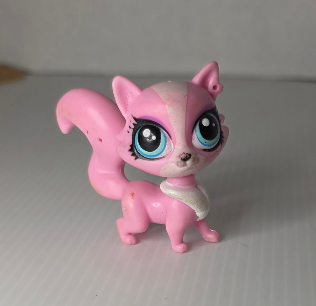 Gen 5 Cat #3679 Lilly Laroux Pink White Blue Eyes Hasbro (1 of 8)