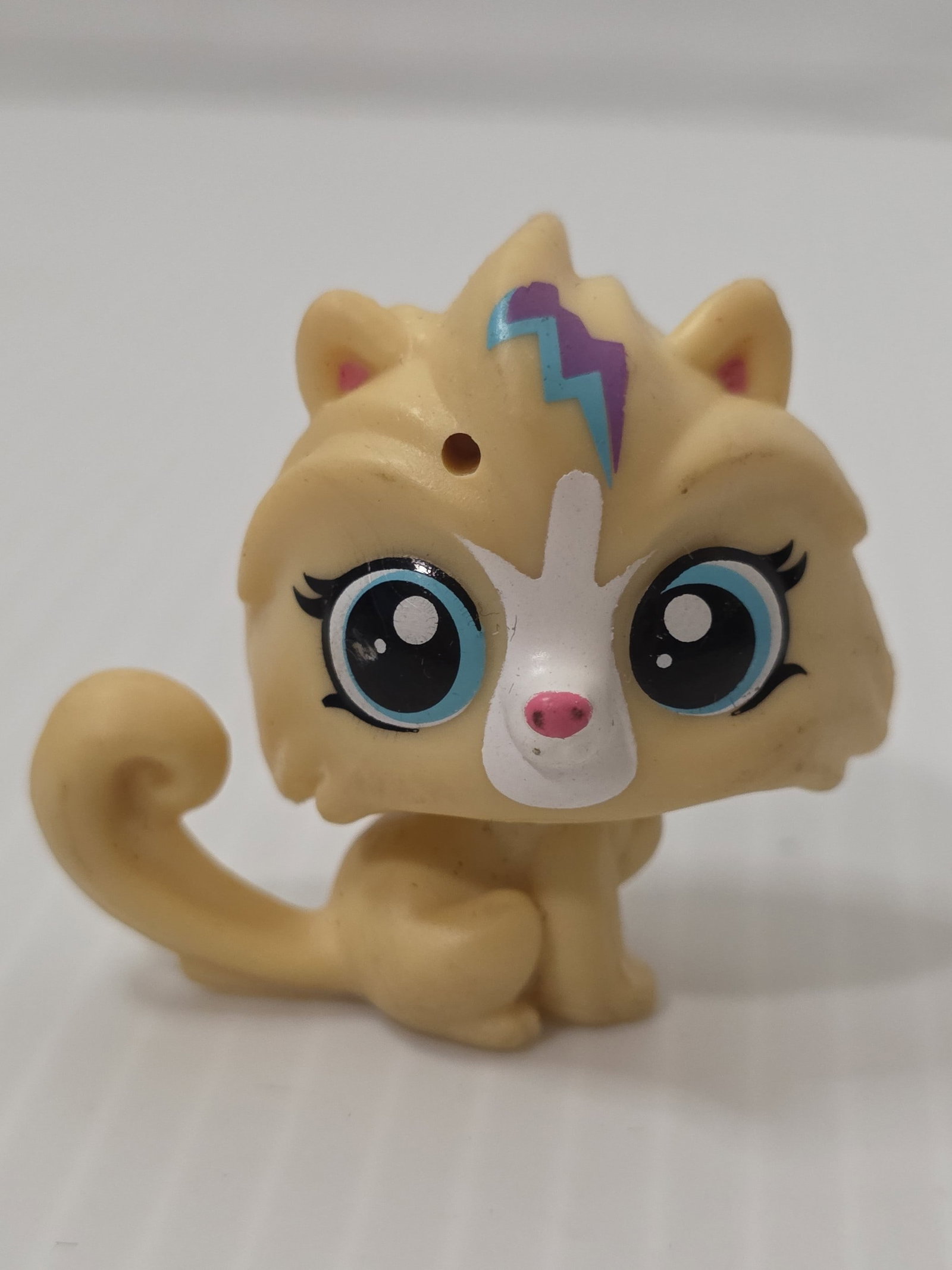 GEN 6 Cat Yellow Tan Lightning Bolt Blue Eyes: This is an authentic Hasbro Littlest Pet Shop cat figure from Generation 6. The figure features a yellow tan body with a stylized fluffy sculpt, bright blue eyes, and a purple and teal lightning bolt