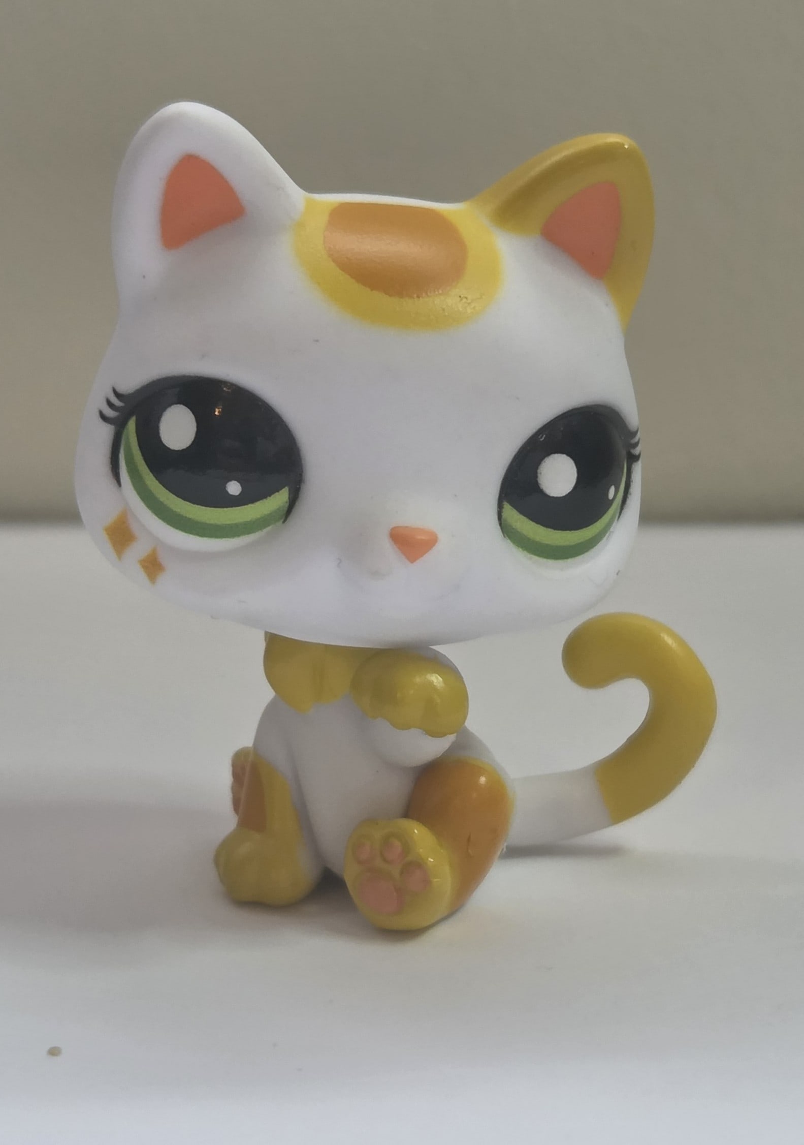 GEN 7 White Yellow Cat #39 Green Eyes 2024 Hasbro (1 of 6)