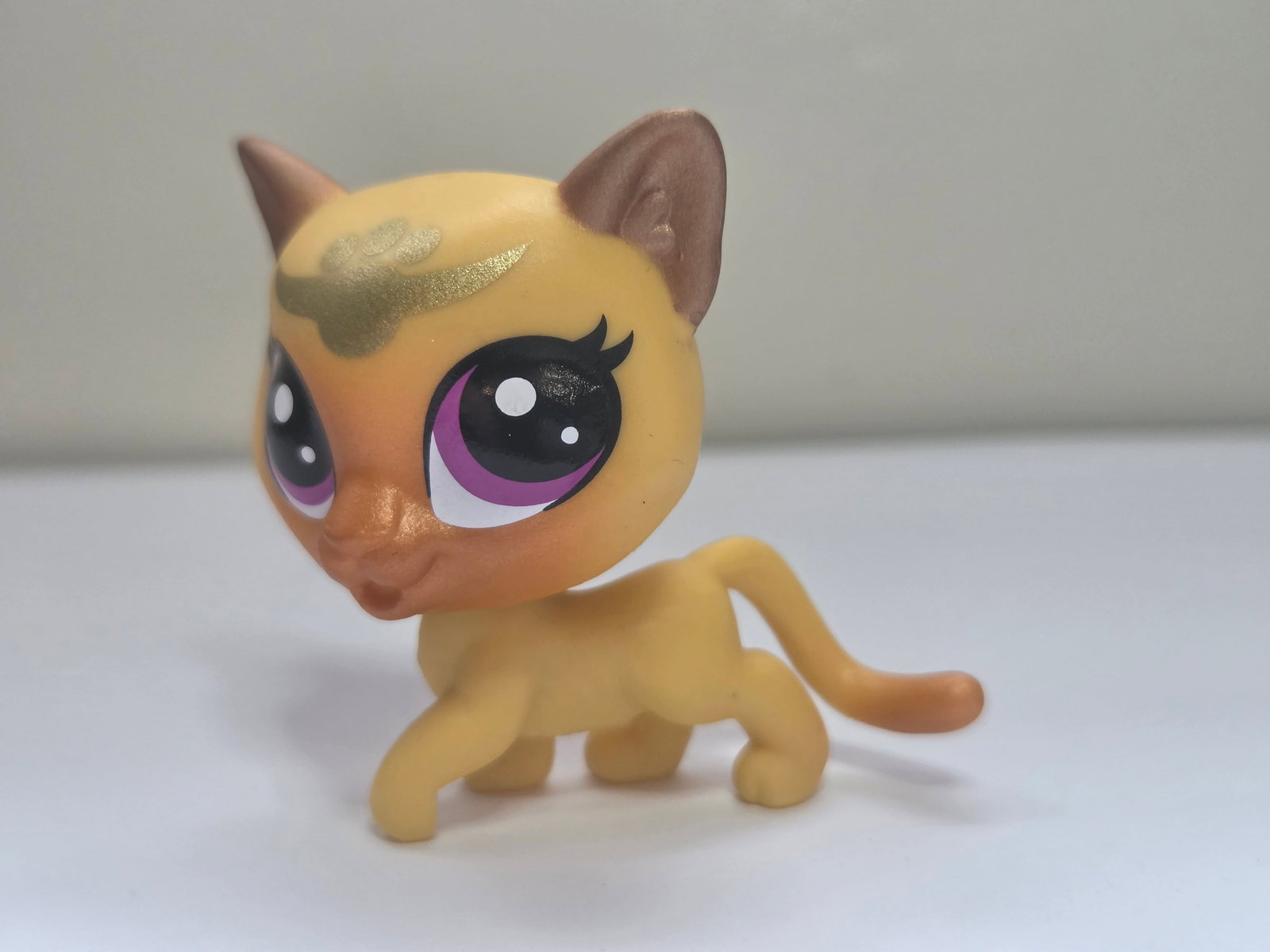 GEN 7 Crystal Ball Lucky Pets Cat #18 Yellow Orange Purple Eyes Hasbro (1 of 7)