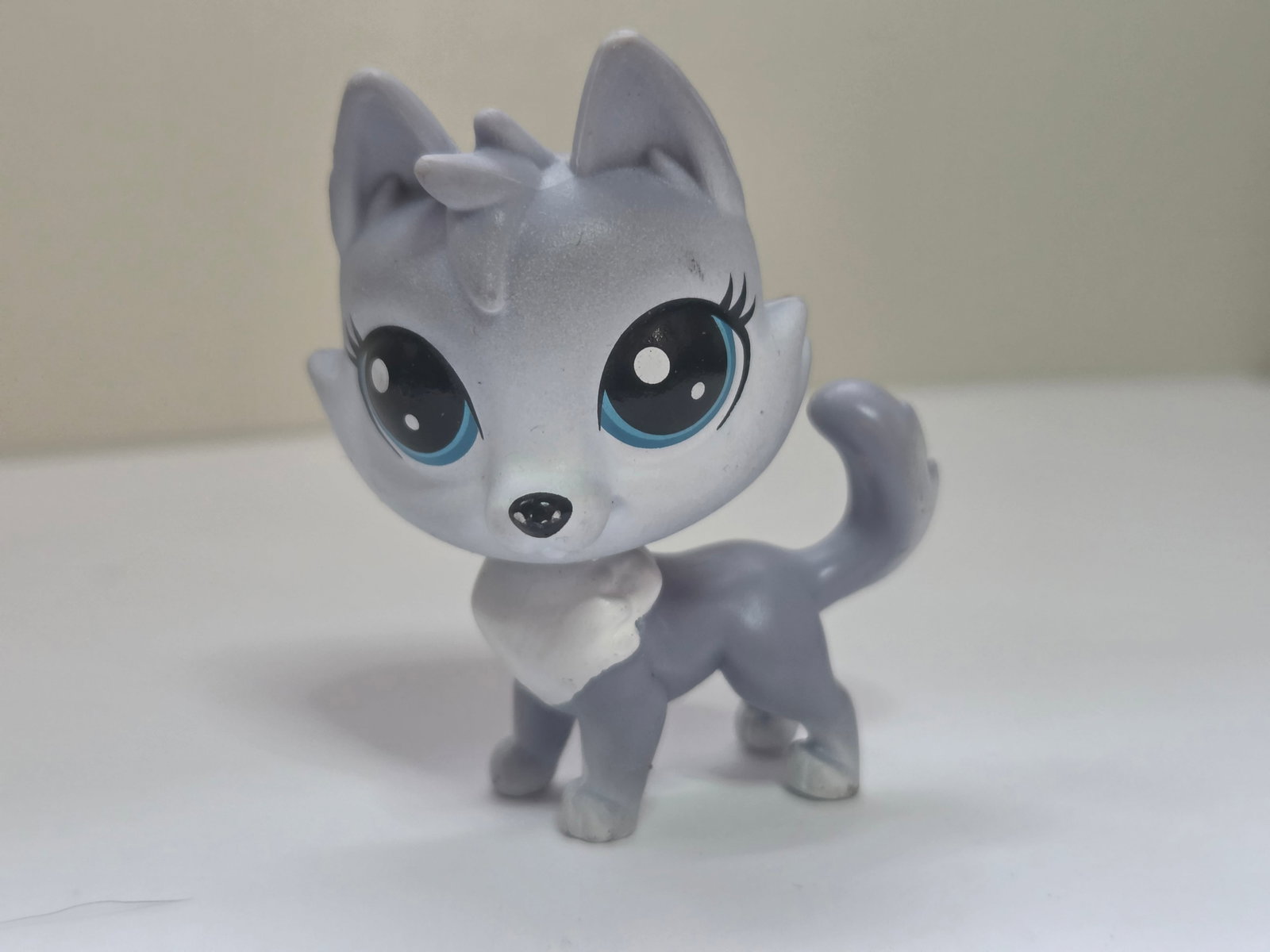 GEN 2 #95 Husky Blue Eyes Gray White: Preowned Littlest Pet Shop Generation 2 husky dog figure #95 from the Colorful Bunch set. Features a gray and white body with bright blue eyes and classic bobble head design. Shows visible wear includ