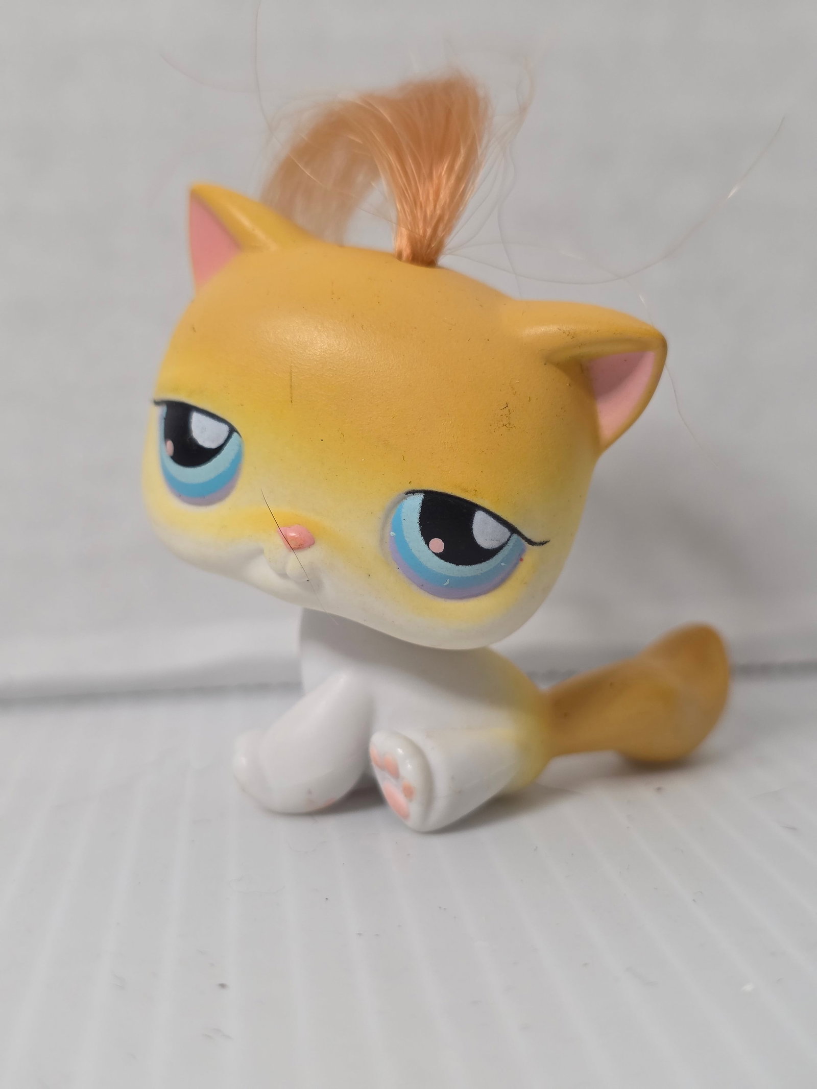 GEN 2 Yellow White Cat Blue Eyes Pink Paws LPS Figure (1 of 6)