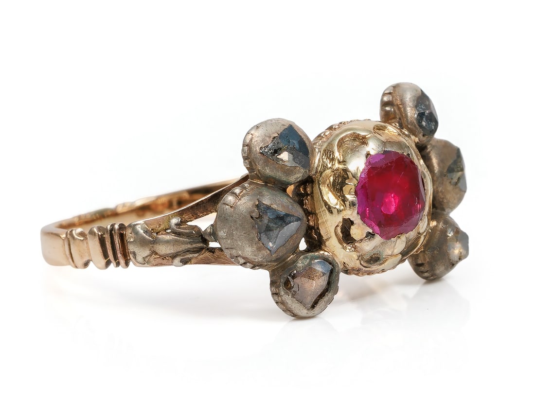 Antique gold/silver ring, 17th/18th century, with ruby and diamonds: Antique gold/silver ring, 17th/18th century, with ruby and diamondsAntique ring, probably dating from the 17th or 18th century, made of yellow gold and silver, not hallmarked, gold fineness tested at