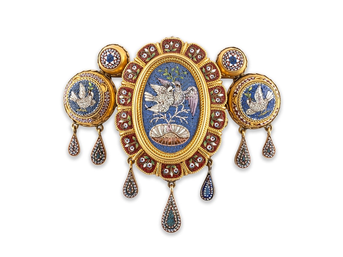 Antique, exquisite Italian micromosaic brooch, circa 1850/1870: Antique, exquisite Italian micromosaic brooch, circa 1850/1870Large antique brooch with micromosaics depicting doves with olive branches, as well as floral and symmetrical decoration. The micromosaics