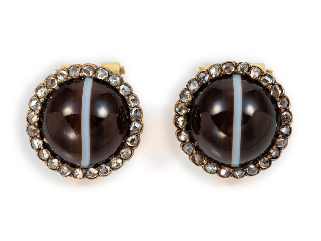 Yellow gold 585 ear clips with striped agate and diamond roses: Yellow gold 585 ear clips with striped agate and diamond rosesElegant yellow gold ear clips with antique tops and newer clasps, hallmarked 585. Each clip is set with a striped agate (dark brown/white)