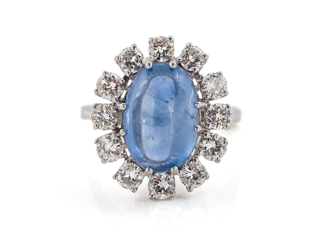 Large sapphire cabochon ring in 750 white gold, with brilliant-cut diamonds and DSEF test report: Large sapphire cabochon ring in 750 white gold, with brilliant-cut diamonds and DSEF test reportMagnificent ring in white gold, hallmarked 750. The ring is set with a large, unheated blue sapphire cab