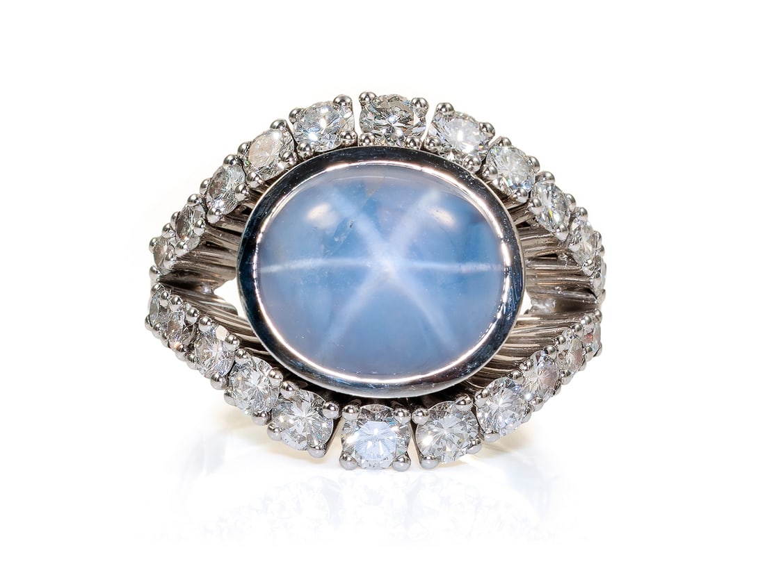 Star sapphire brilliant ring in 750 white gold: Star sapphire brilliant ring in 750 white goldElegant ring in white gold, hallmarked 750. Set in the ring is a delicate blue oval star sapphire (12 x 10.5 x 6.1 mm) weighing approximately 7.90 carats,