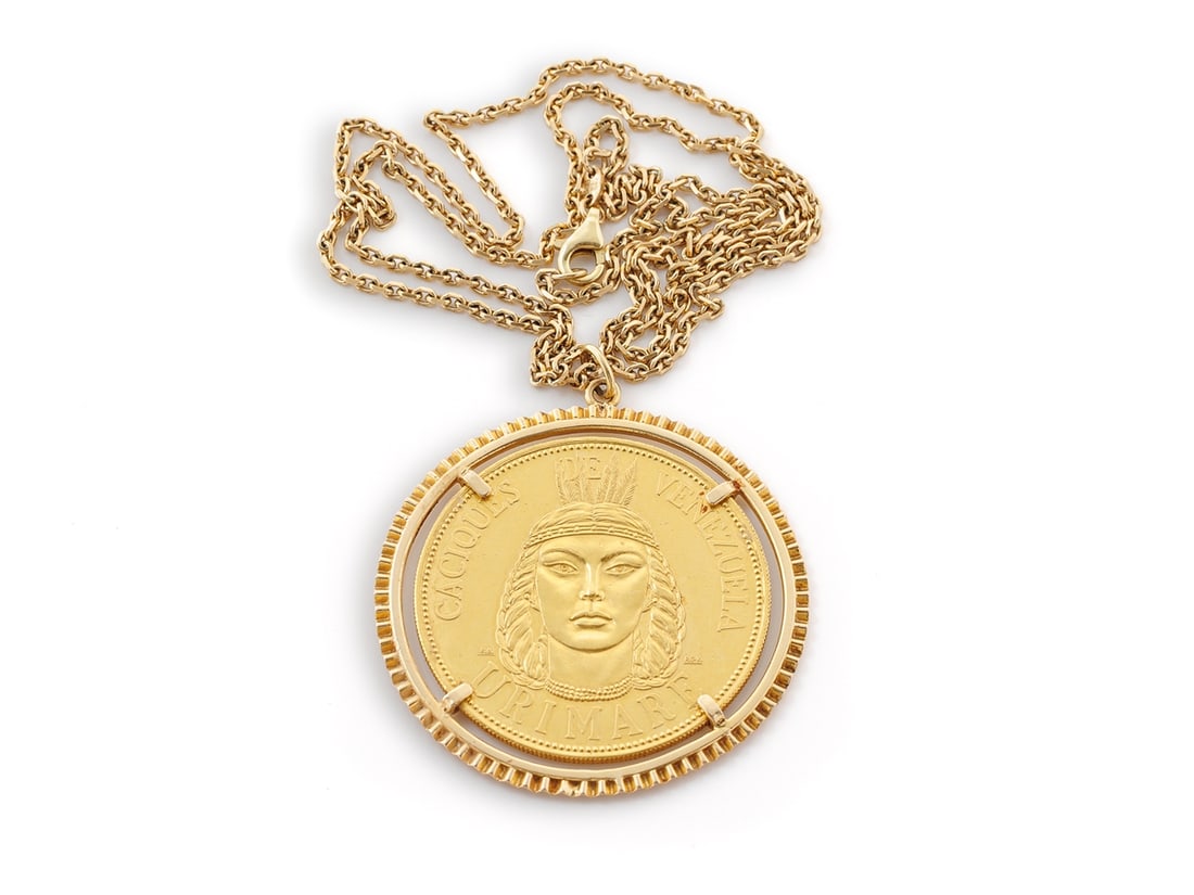 1955-60 Caciques 20-gram Gold Coin from Venezuela - Urimare: 1955-60 Caciques 20-gram Gold Coin from Venezuela - UrimareVenezuelan gold coin, set in a pendant setting and complemented by a matching gold chain. The coin is made of certified 916 yellow gold and w