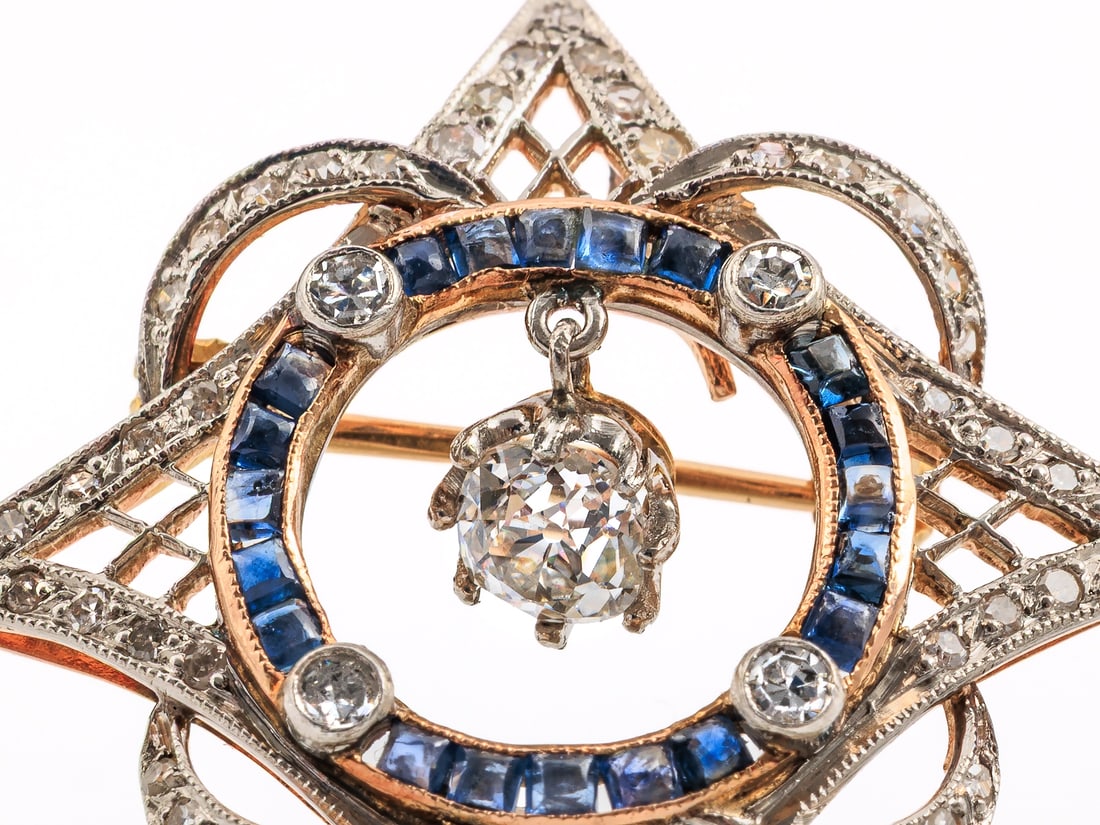 Antique pendant brooch in yellow gold and platinum with old-cut diamonds and sapphires: Antique pendant brooch in yellow gold and platinum with old-cut diamonds and sapphiresAntique pendant brooch in yellow gold and platinum, likely dating from around 1910/1920. Unmarked, tested for 585
