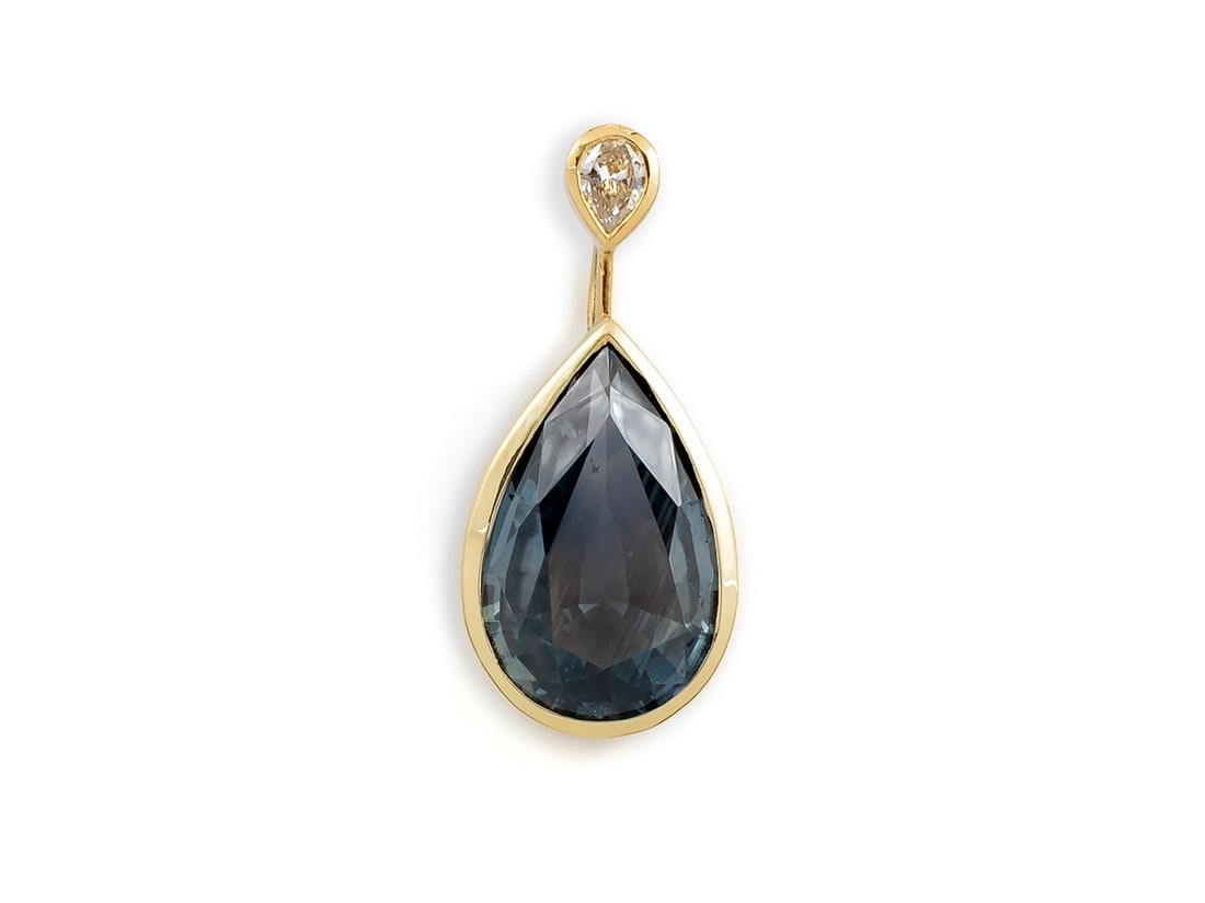 Unique pendant in 585 yellow gold, with a 7.09 carat colour-changing sapphire and diamond drop (1 of 6)