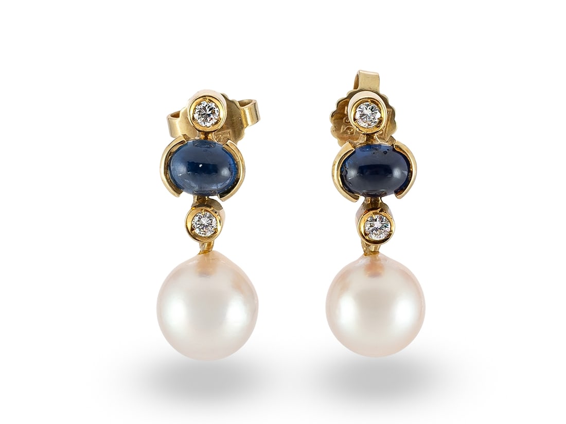 Stud earrings in 585 yellow gold, with sapphire, diamonds and Akoya cultured pearl: Stud earrings in 585 yellow gold, with sapphire, diamonds and Akoya cultured pearlMovable stud earrings in yellow gold, hallmarked 585 in the backs. The stud earrings are set with two Akoya cultured p