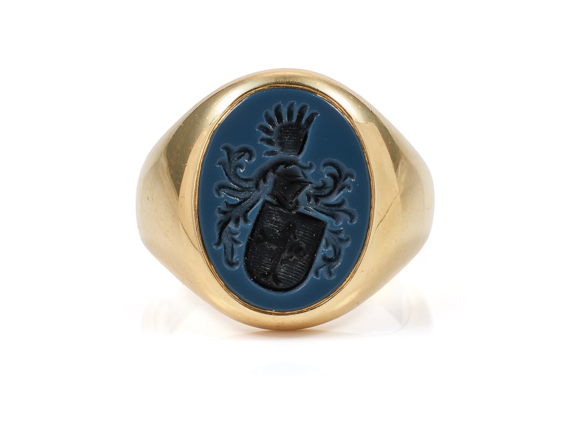 Elegant emerald and diamond pendant in 750 yellow gold: Elegant emerald and diamond pendant in 750 yellow goldElegant, movable pendant in yellow gold, hallmarked 750. The pendant is set with a teardrop-shaped emerald (9.5 x 7.0 x 5.2 mm) weighing