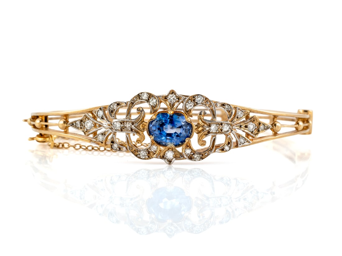 Sapphire and diamond bangle made of 585 yellow gold: Sapphire and diamond bangle made of 585 yellow goldAttractive yellow gold bangle, hallmarked with 585 in the catch of the box lock. The bangle contains an oval sapphire (approx. 8.5 x 6.7 x 4.3 mm) we