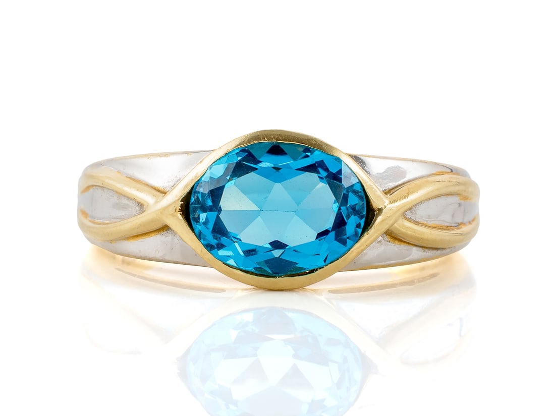 Ring made of partially rhodium-plated 585 yellow gold with blue topaz: Ring made of partially rhodium-plated 585 yellow gold with blue topazDecorative ring made of partially rhodium-plated yellow gold, hallmarked 585. Set in the ring is a blue topaz (10 x 8 x 5.3 mm,