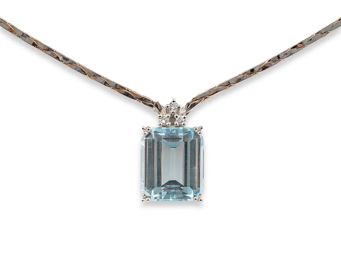 Aquamarine brilliant necklace in 585 white gold: Aquamarine brilliant necklace in 585 white goldNecklace in white gold, hallmarked 585. The necklace features an aquamarine (14 x 12 x 7.5 mm) weighing approximately 9.00 carats and three