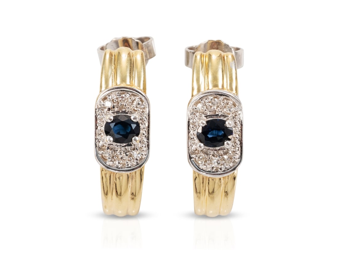 Sapphire and diamond stud earrings in 14k yellow gold (585): Sapphire and diamond stud earrings in 14k yellow gold (585)Stud earrings in partially rhodium-plated yellow gold, hallmarked 585 on the white gold backs. Each earring features a round, dark blue