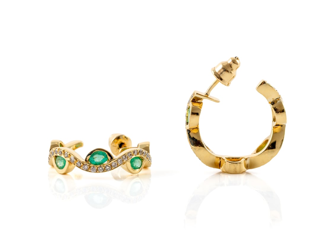 Emerald brilliant hoop earrings in 750 yellow gold: Emerald brilliant hoop earrings in 750 yellow goldHoop earrings in 750 yellow gold, hallmarked in the clasps, tested to 750. The hoop earrings are set with a total of 10 oval emeralds (approx. 4 x 2.5