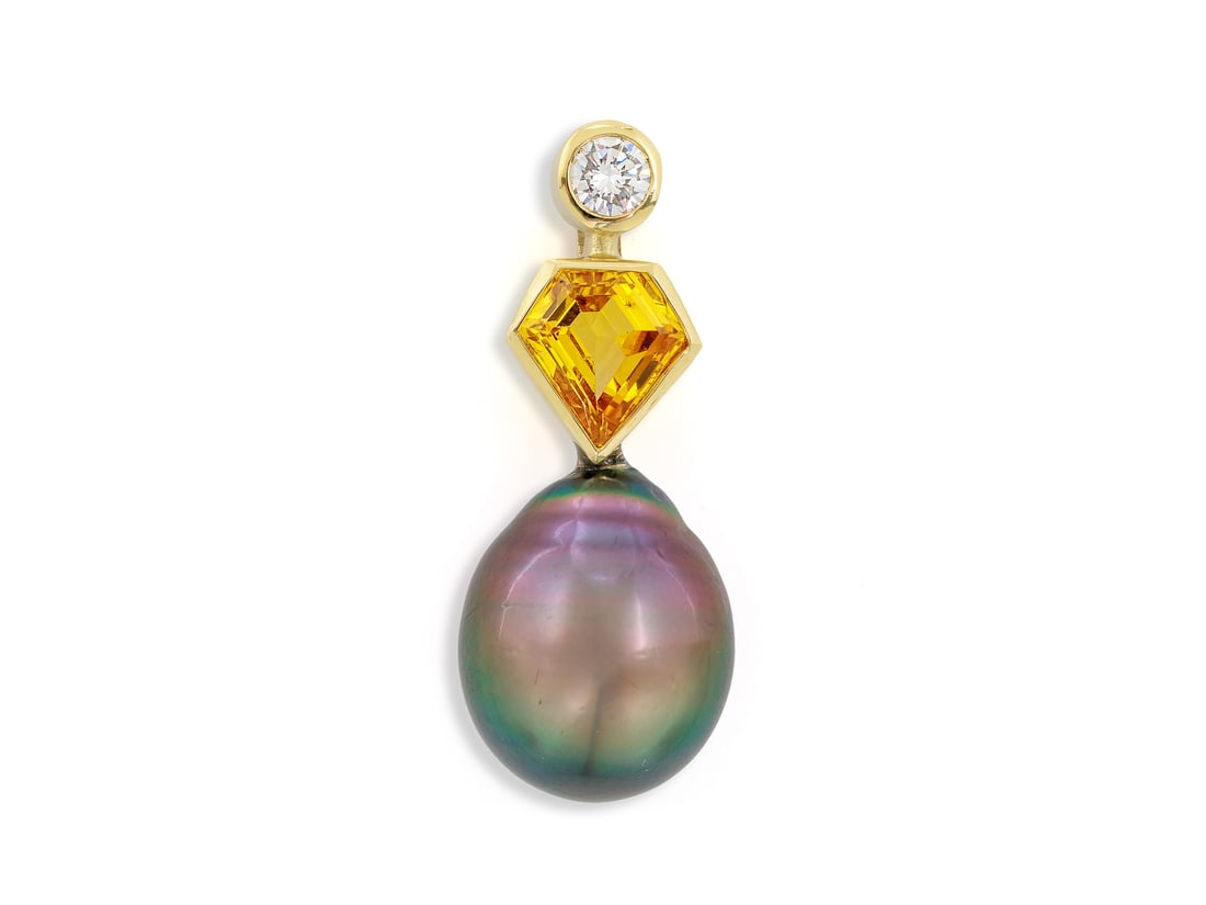 Yellow gold pendant with Tahitian pearl, yellow sapphire and brilliant-cut diamond - handmade: Yellow gold pendant with Tahitian pearl, yellow sapphire and brilliant-cut diamond - handmadeHandcrafted yellow gold pendant, hallmarked 585. The pendant is set with a grey Tahitian pearl (13 x 11.3