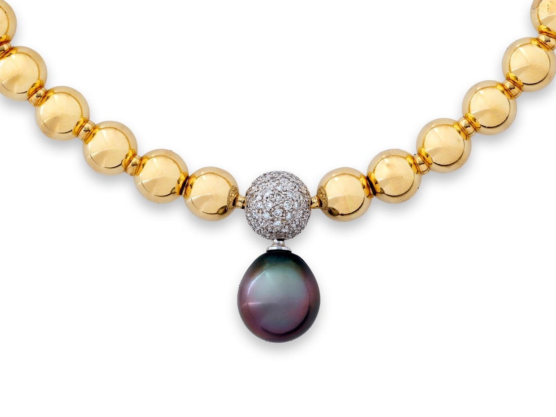 A massive Chopard diamond necklace in 18k yellow gold with a Tahitian cultured pearl: A massive Chopard diamond necklace in 18k yellow gold with a Tahitian cultured pearlAn extravagant, solid Chopard necklace in 18k yellow gold, consisting of 36 10 mm diameter beads, a 12.5 mm white go