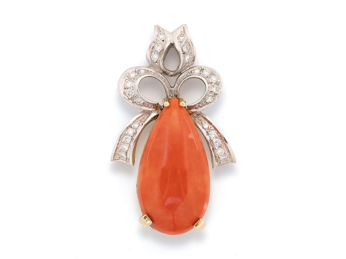 A very fine pendant in 18k white and yellow gold with coral and diamonds (1 of 4)