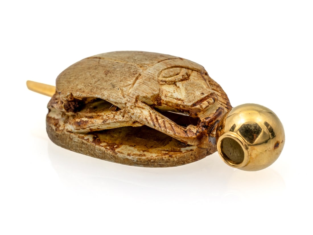 Egyptianising pendant in yellow gold 585, with scarab: Egyptianising pendant in yellow gold 585, with scarabEgyptianising pendant in yellow gold, hallmarked 585, with a scarab, probably made of ceramic. The pendant is in very good condition, measures 50 x