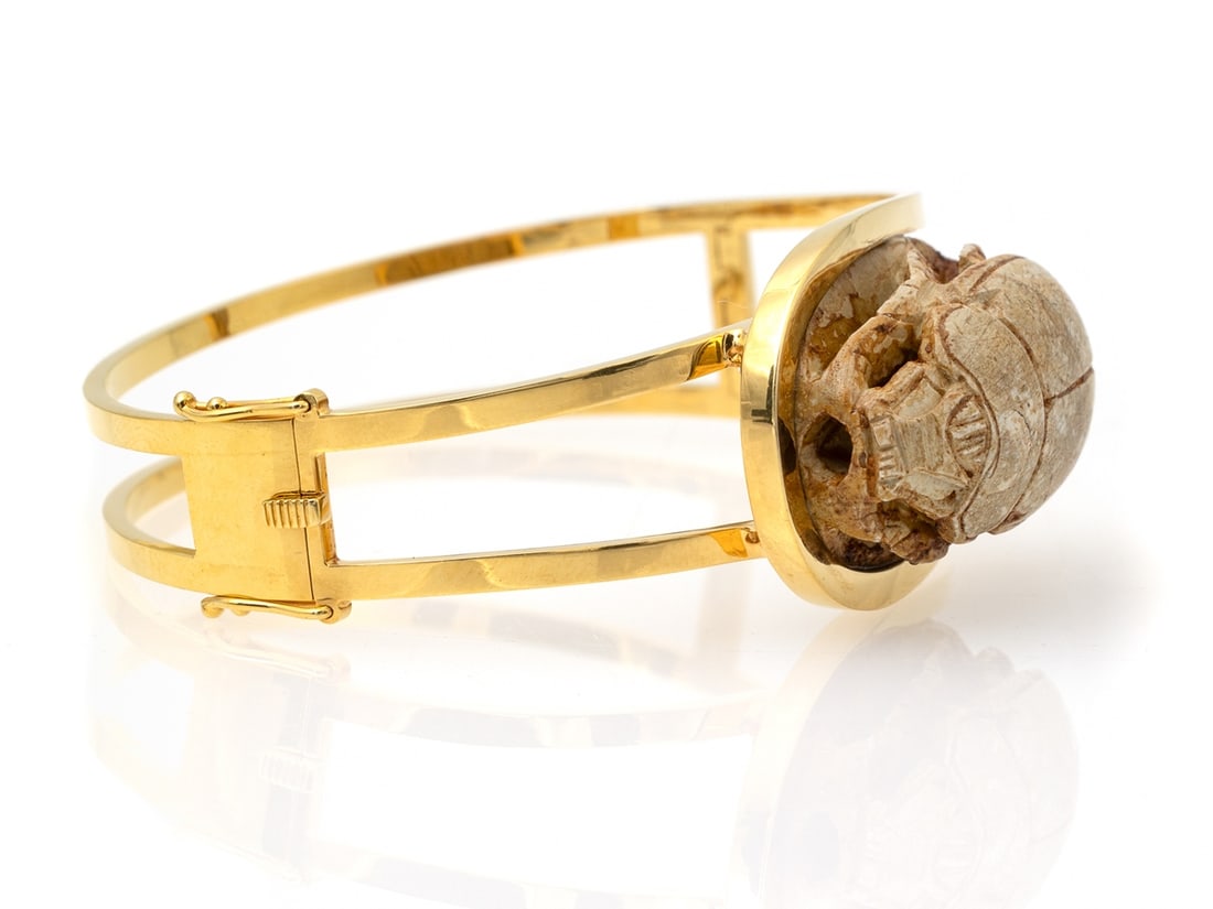 Egyptianising bangle in yellow gold 585, with scarab: Egyptianising bangle in yellow gold 585, with scarabEgyptianising bangle in yellow gold, hallmarked 585, with a scarab, probably made of ceramic. The bangle is in very good condition, width up to 25 m