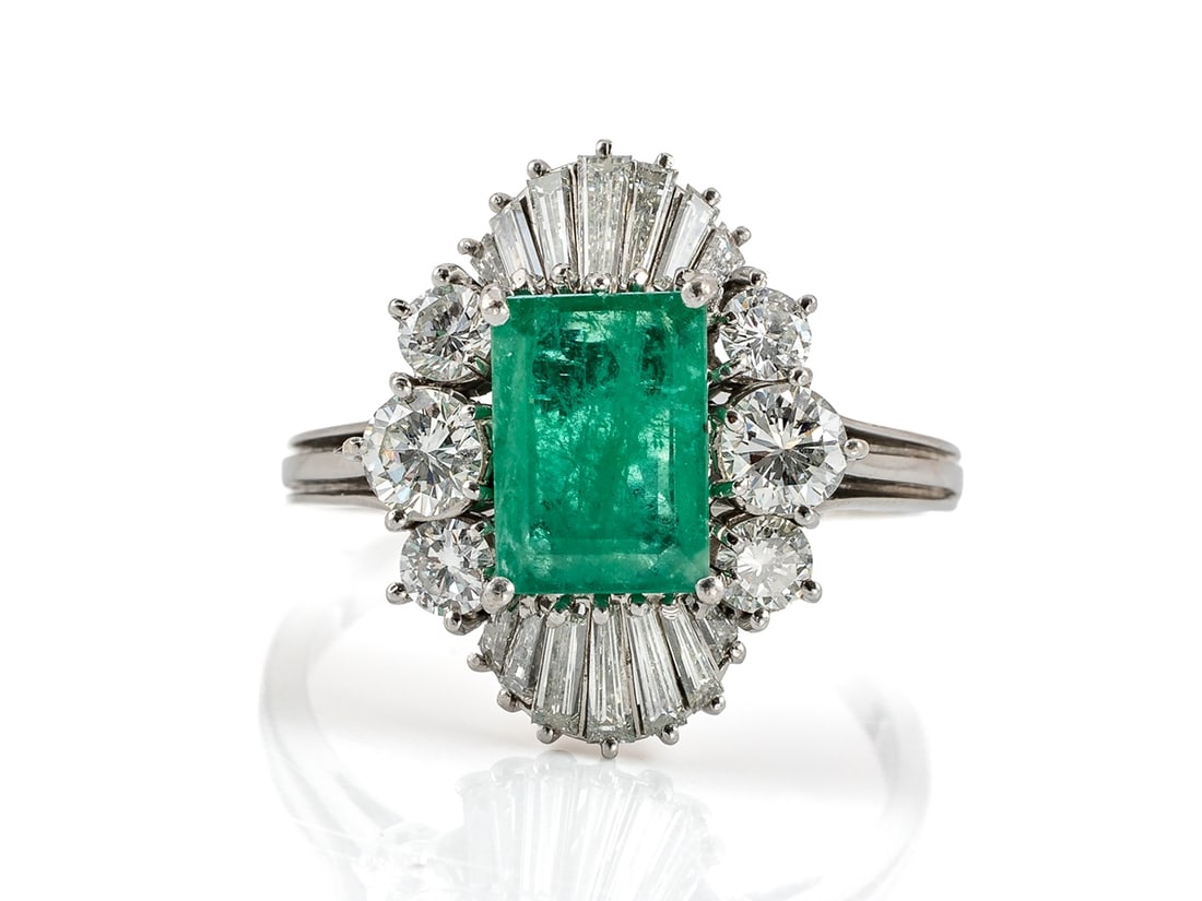 Emerald white gold ring with brilliant-cut diamonds and diamonds (1 of 5)