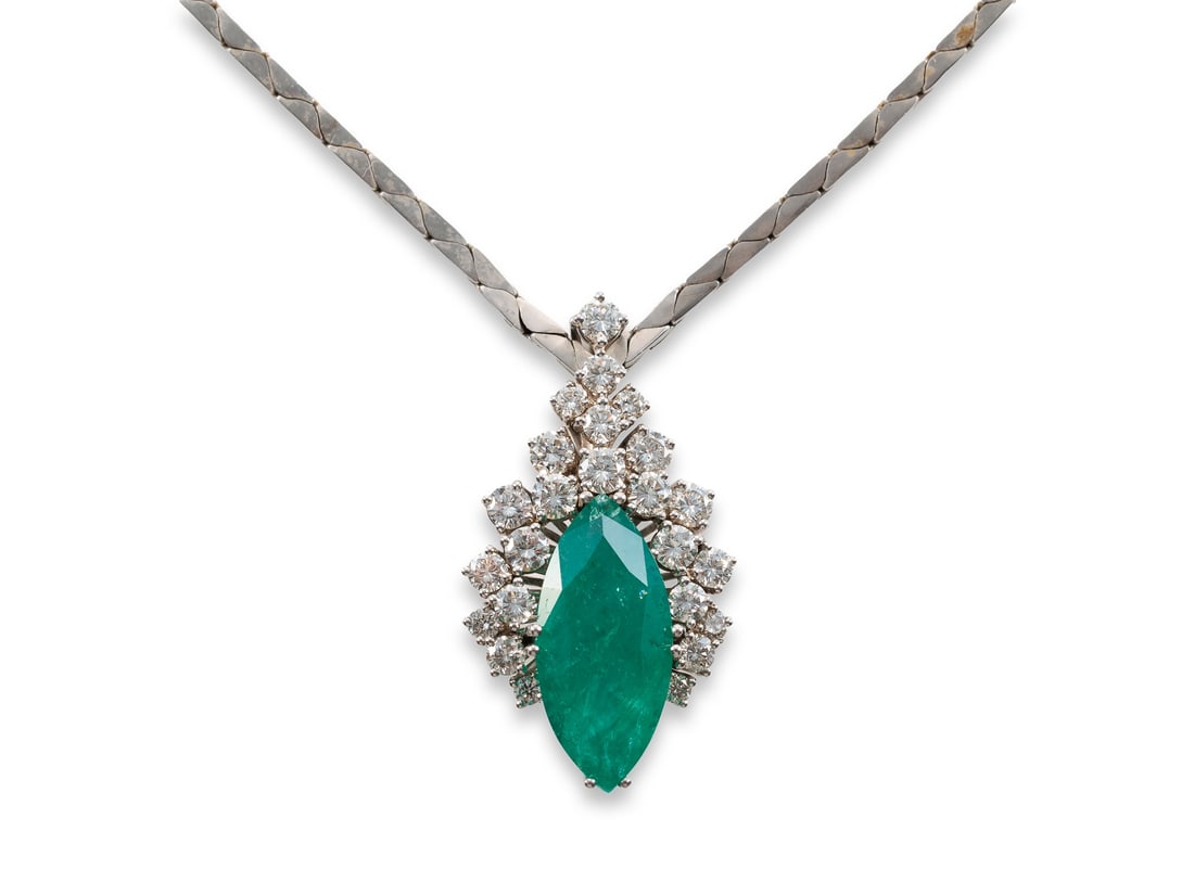 Magnificent necklace in 18k white gold, with a large emerald and brilliant-cut diamonds (1 of 6)