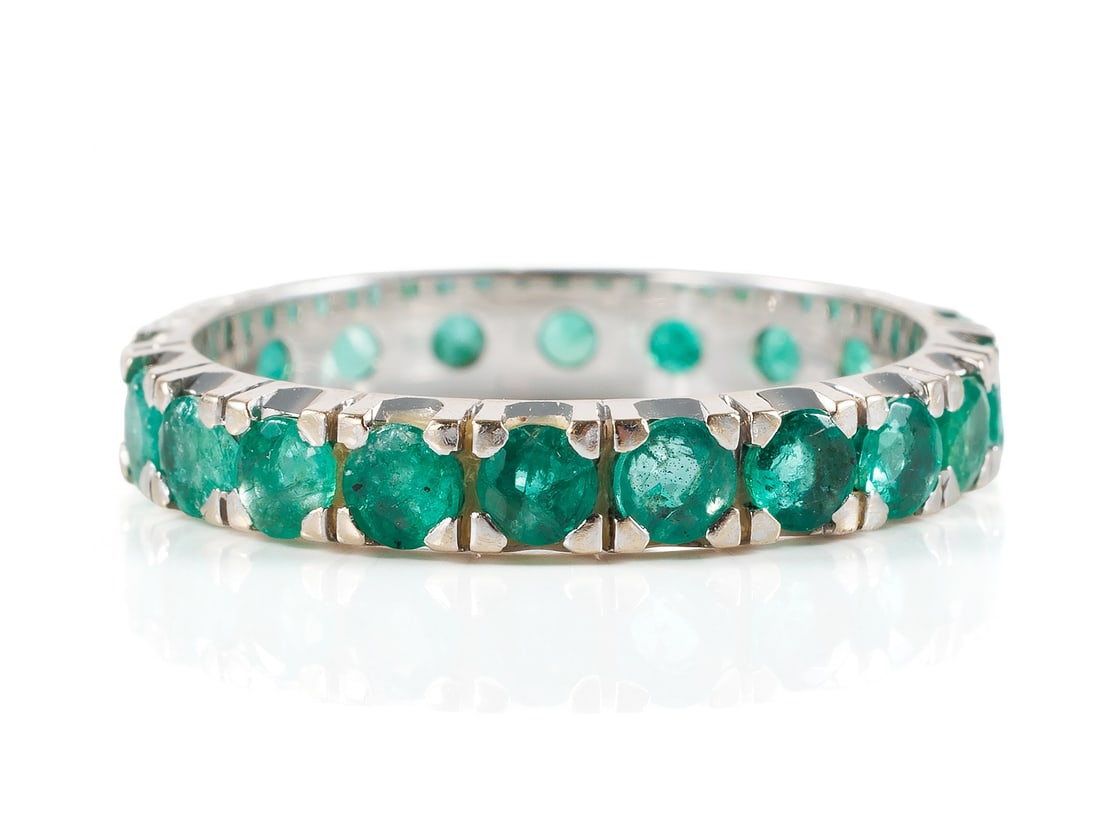 Eternity ring in 18k white gold with emeralds: Eternity ring in 18k white gold with emeraldsClassic eternity ring in white gold, hallmarked 750. Set in the ring are 19 finely colored emeralds (signs of wear, some damaged, one setting is empty) tot
