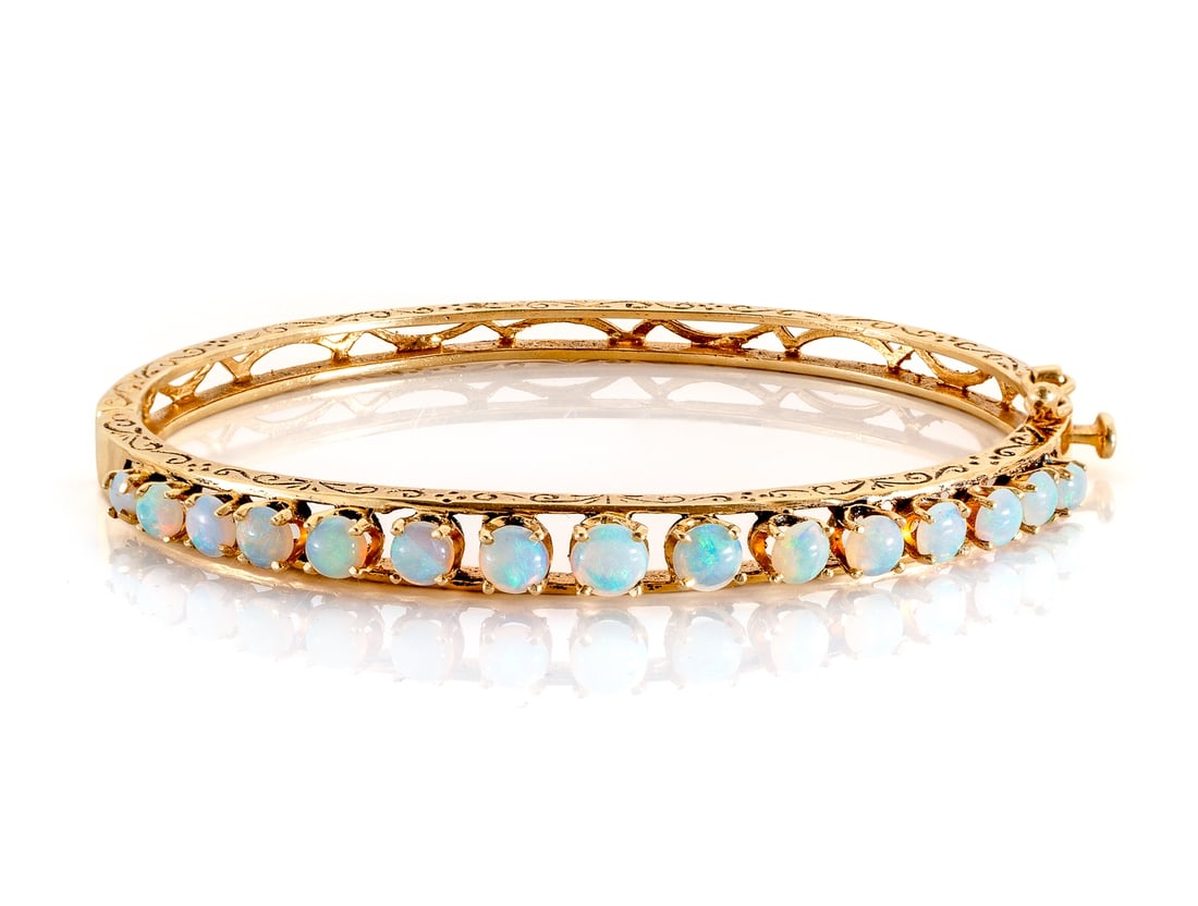 Aparter bangle in yellow gold 585, with opal: Aparter bangle in yellow gold 585, with opalAparter, probably Asian, bangle in yellow gold 585, hallmarked 14K. The bangle is set with 15 round opals. The bangle is in good condition, inner diameter 5
