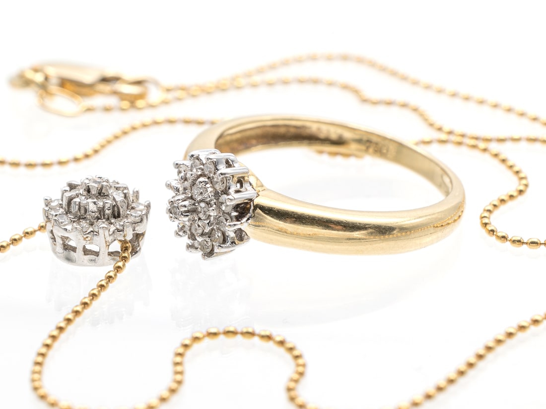 Discreet ring in yellow gold 750 with 19 diamonds and pendant on chain, yellow gold 585, with 19: Discreet ring in yellow gold 750 with 19 diamonds and pendant on chain, yellow gold 585, with 19 diamondsDiscreet ring in yellow gold, hallmarked 750. 19 small octagonal-cut diamonds are set in the rh