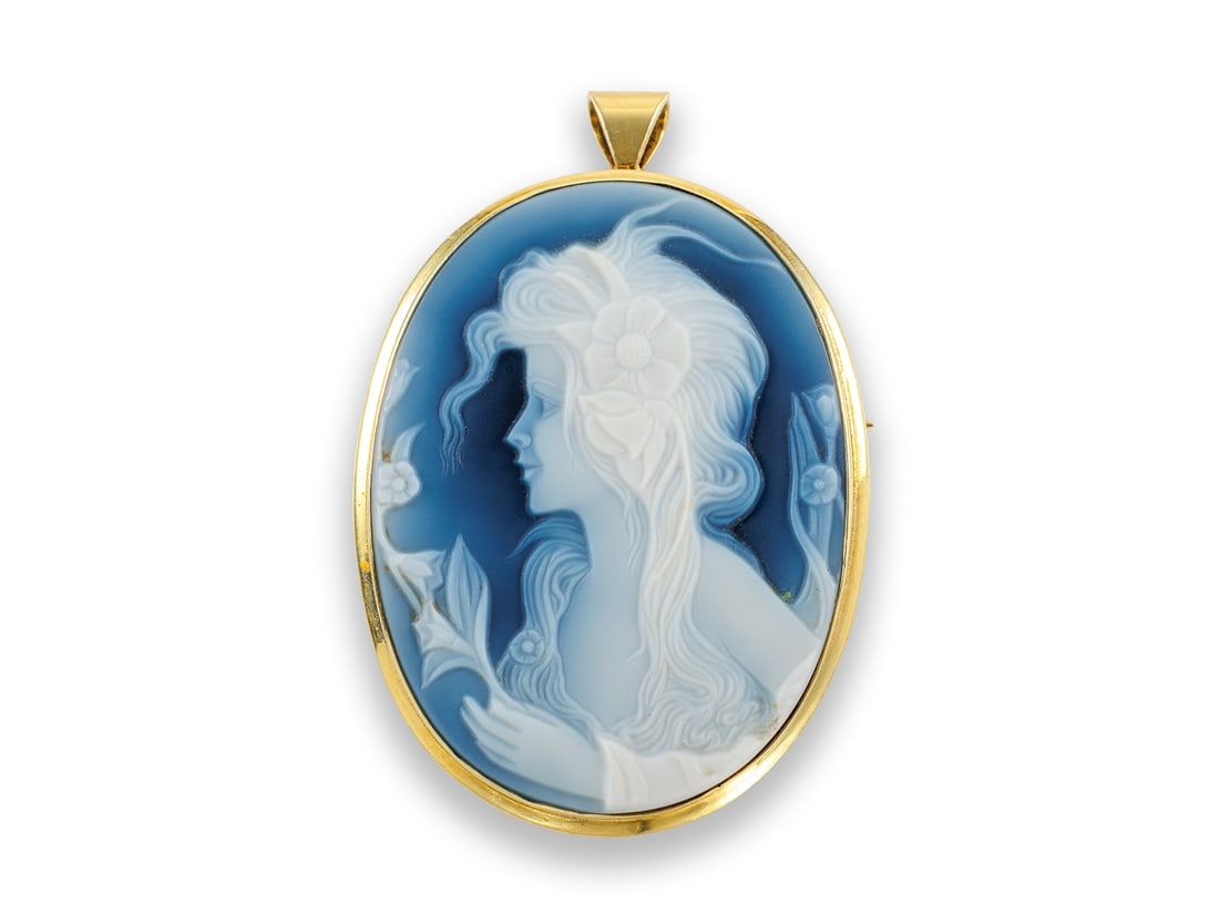 Pendant/Brooch in 14k Yellow Gold with a High-Quality Layered Agate Cameo: Pendant/Brooch in 14k Yellow Gold with a High-Quality Layered Agate CameoThis pendant/brooch, hallmarked 585, can also be used as the centerpiece of a patent clasp. It features a high-quality female f