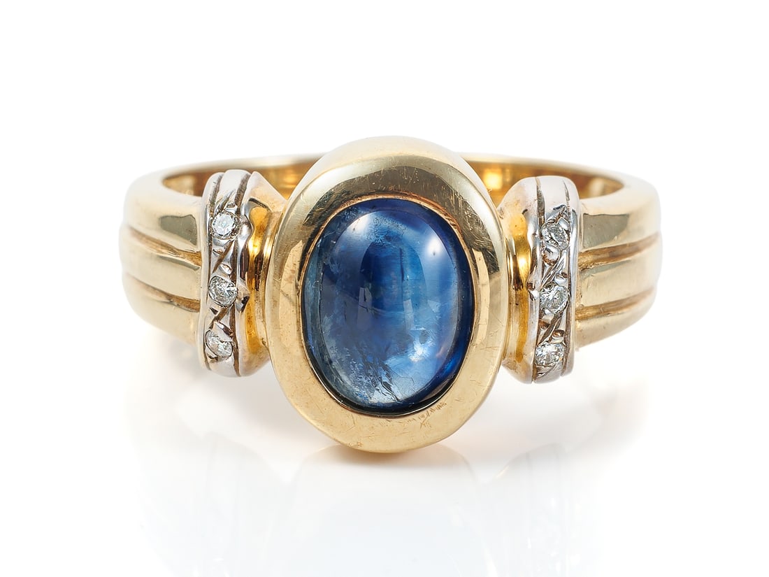 Distinctive ring made of 375 yellow gold with sapphire cabochon and brilliant-cut diamonds (1 of 4)