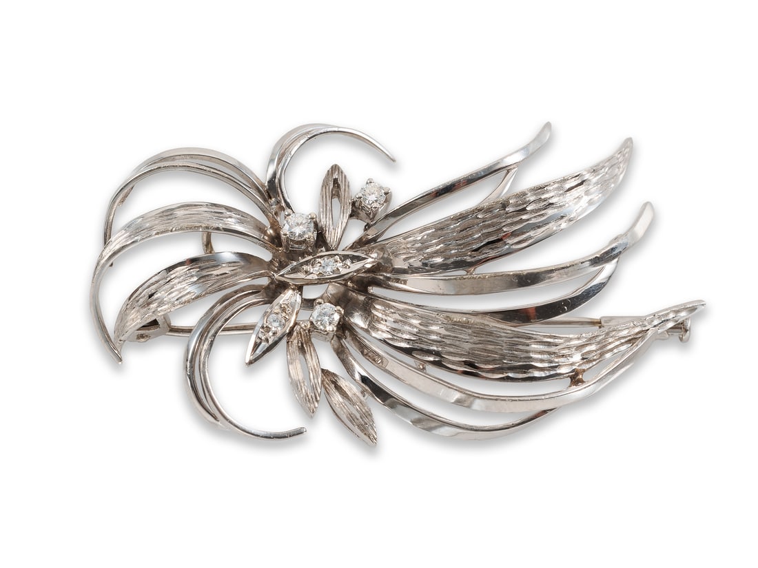 Floral brooch in 14k white gold, set with brilliant-cut diamonds and diamonds (1 of 5)