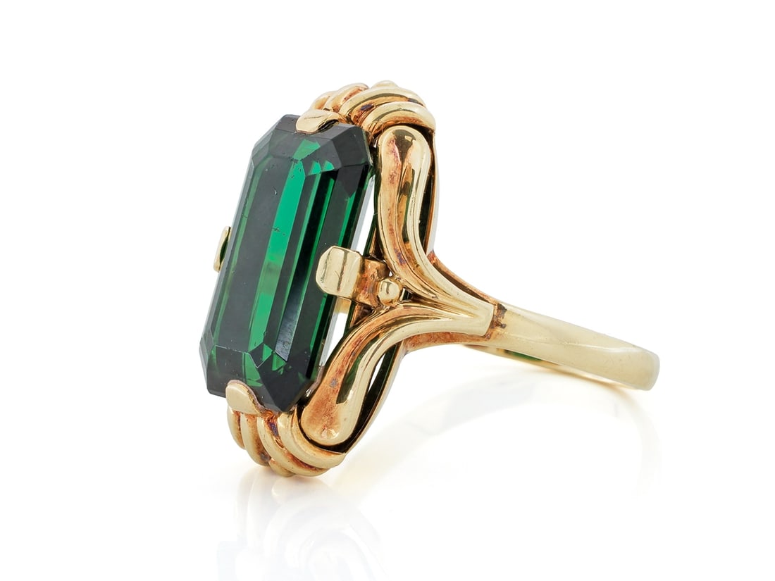 Ring made of 585 yellow gold, with green tourmaline: Ring made of 585 yellow gold, with green tourmaline Ring made of yellow gold, hallmarked 585. A fine-colored, green tourmaline (14.2 x 9.2 x 5.3 mm, scratches) of approximately 4.80 carat is set in th