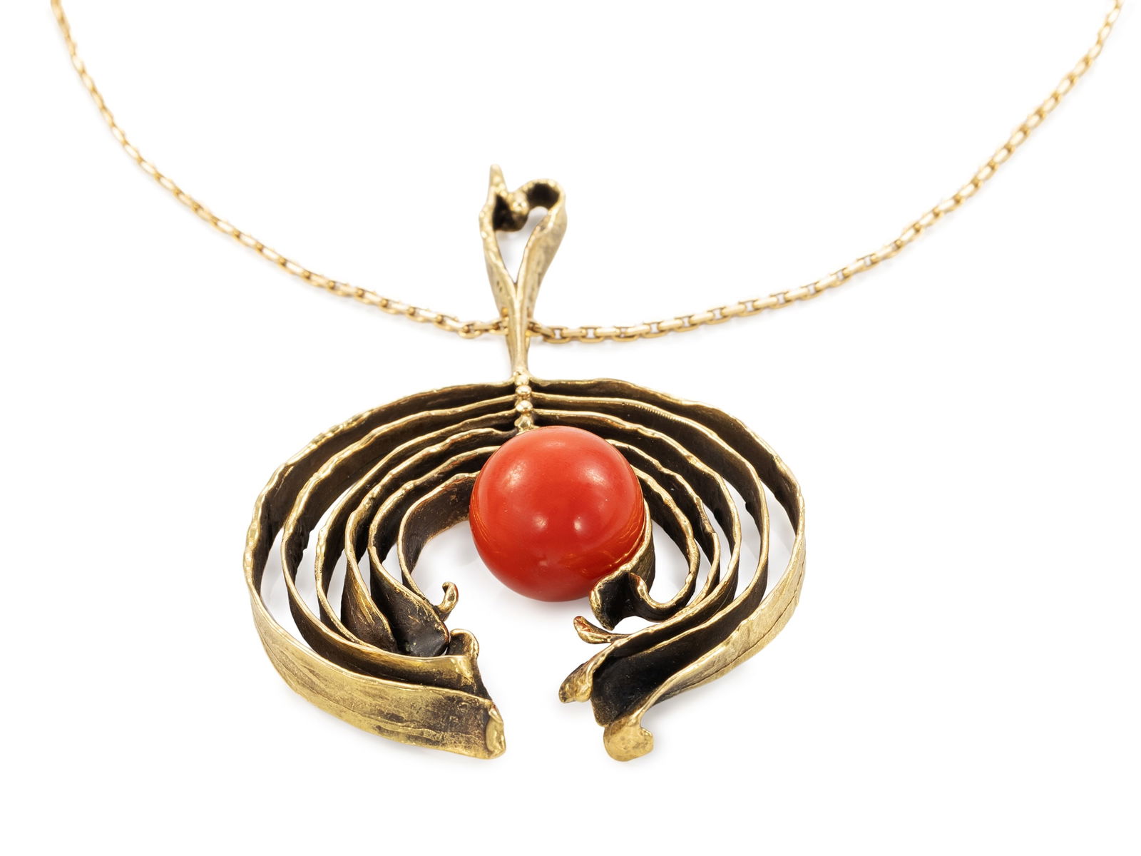 Large 750 yellow gold pendant with 15.9 mm coral on chain: Large 750 yellow gold pendant with 15.9 mm coral on chainLarge, unusual pendant made of yellow gold, hallmarked 750. The pendant features a coral ball with a diameter of 15.9 mm. The pendant measures