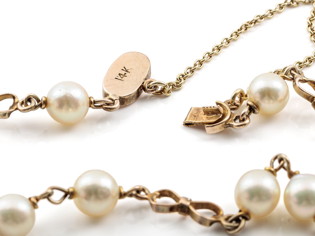 14K yellow gold bracelet with Akoya cultured pearls: 14K yellow gold bracelet with Akoya cultured pearls18.3 cm long bracelet made of 14K yellow gold, hallmarked 14K. The bracelet features 10 Akoya cultured pearls, approximately 6 mm in diameter. Used c