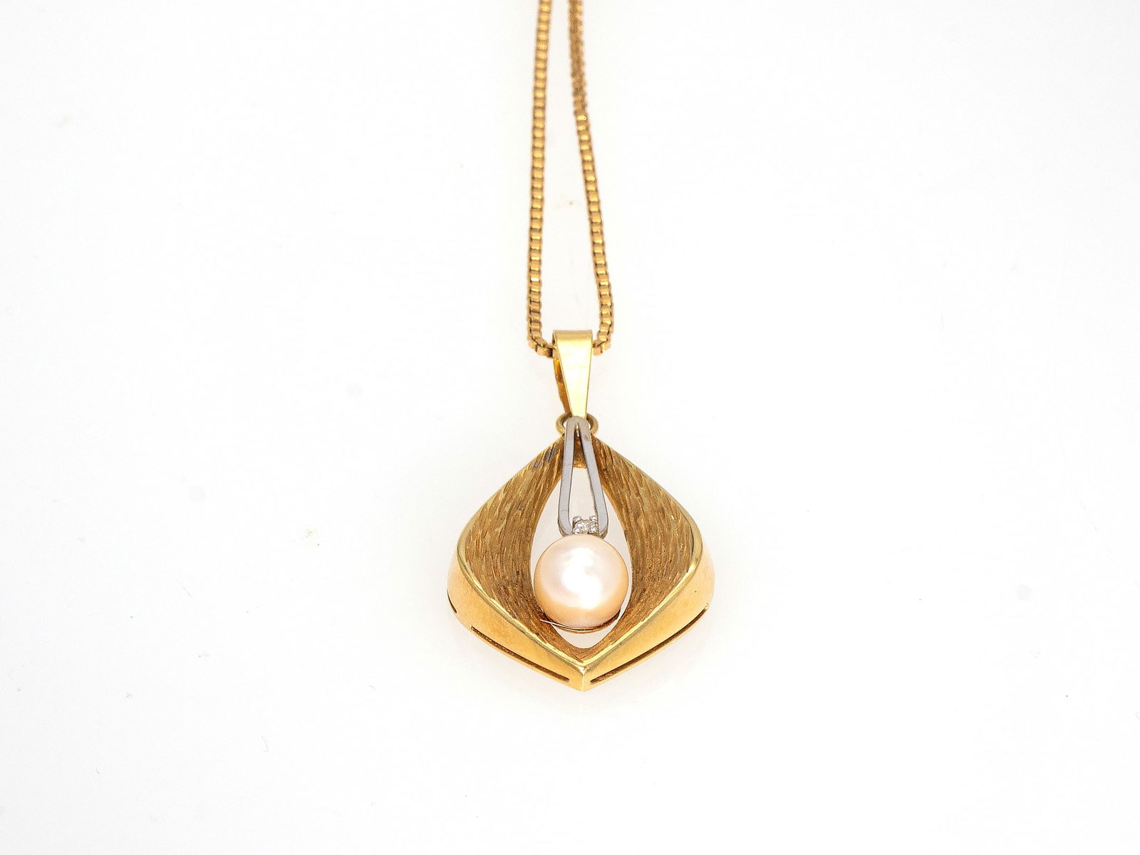 Venezia necklace yellow gold 585 pendant with cultured pearl and diamond: Venezia necklace yellow gold 585 pendant with cultured pearl and diamond Pendant in yellow gold, hallmarked 585, set with an Akoya cultured pearl of 7.7 mm diameter and a small octagonal diamond, this