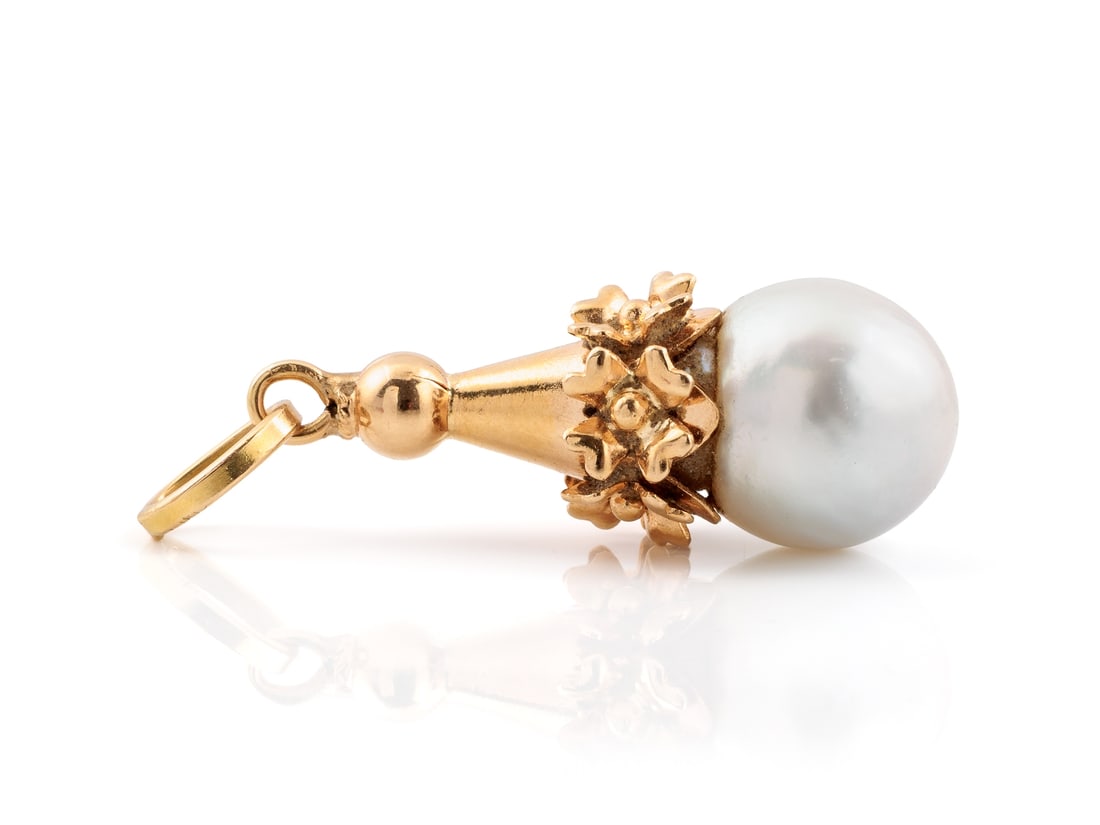 Reddish 18k gold pendant with a South Sea cultured pearl: Reddish 18k gold pendant with a South Sea cultured pearlPendant made of reddish gold, unhallmarked, purity tested to 750. The pendant features an 11 mm diameter South Sea cultured pearl. Used conditio