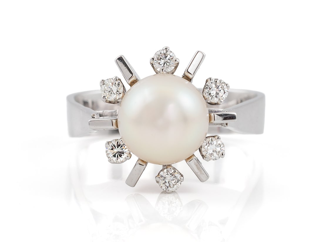 Classic 18k white gold ring with an Akoya cultured pearl and six brilliant-cut diamonds: Classic 18k white gold ring with an Akoya cultured pearl and six brilliant-cut diamondsClassic white gold ring, indistinctly hallmarked, tested to 18k fineness. Set in the ring is an 8.8 mm Akoya cult